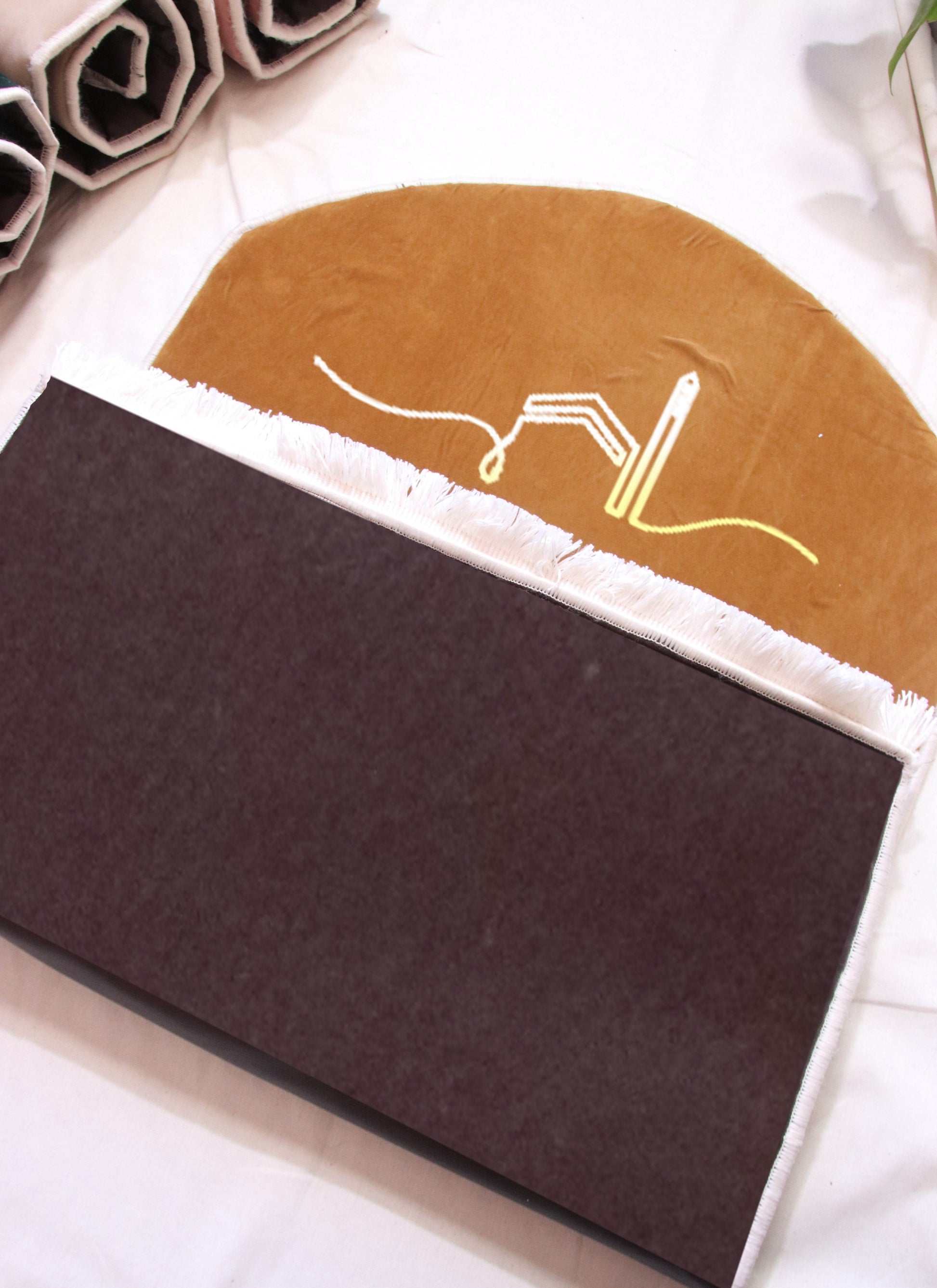 Kahverengi Kabe İşlemeli Kadife Seccade | Ortopedik 3cm Süngerli - Carpetella