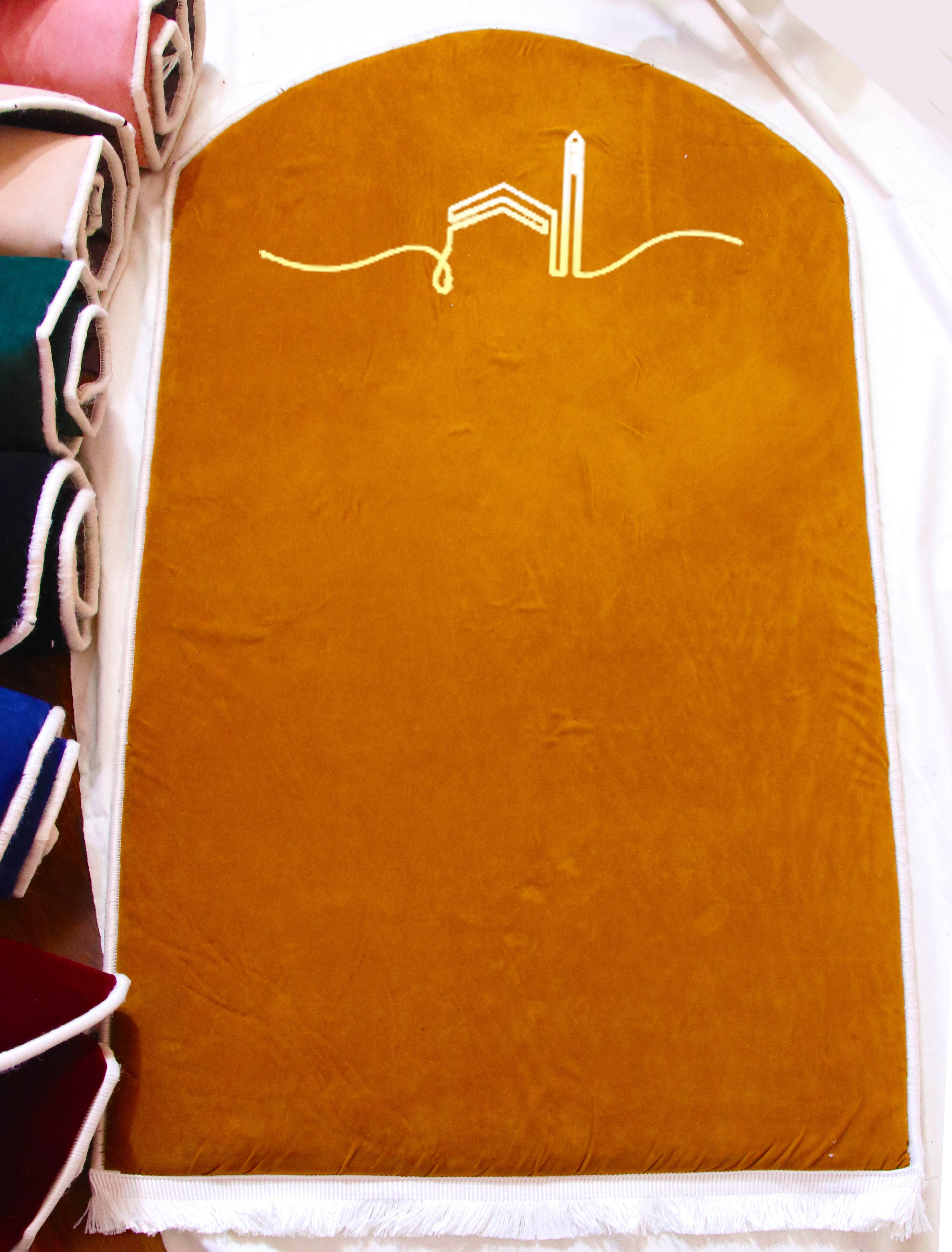 Kahverengi Kabe İşlemeli Kadife Seccade | Ortopedik 3cm Süngerli - Carpetella