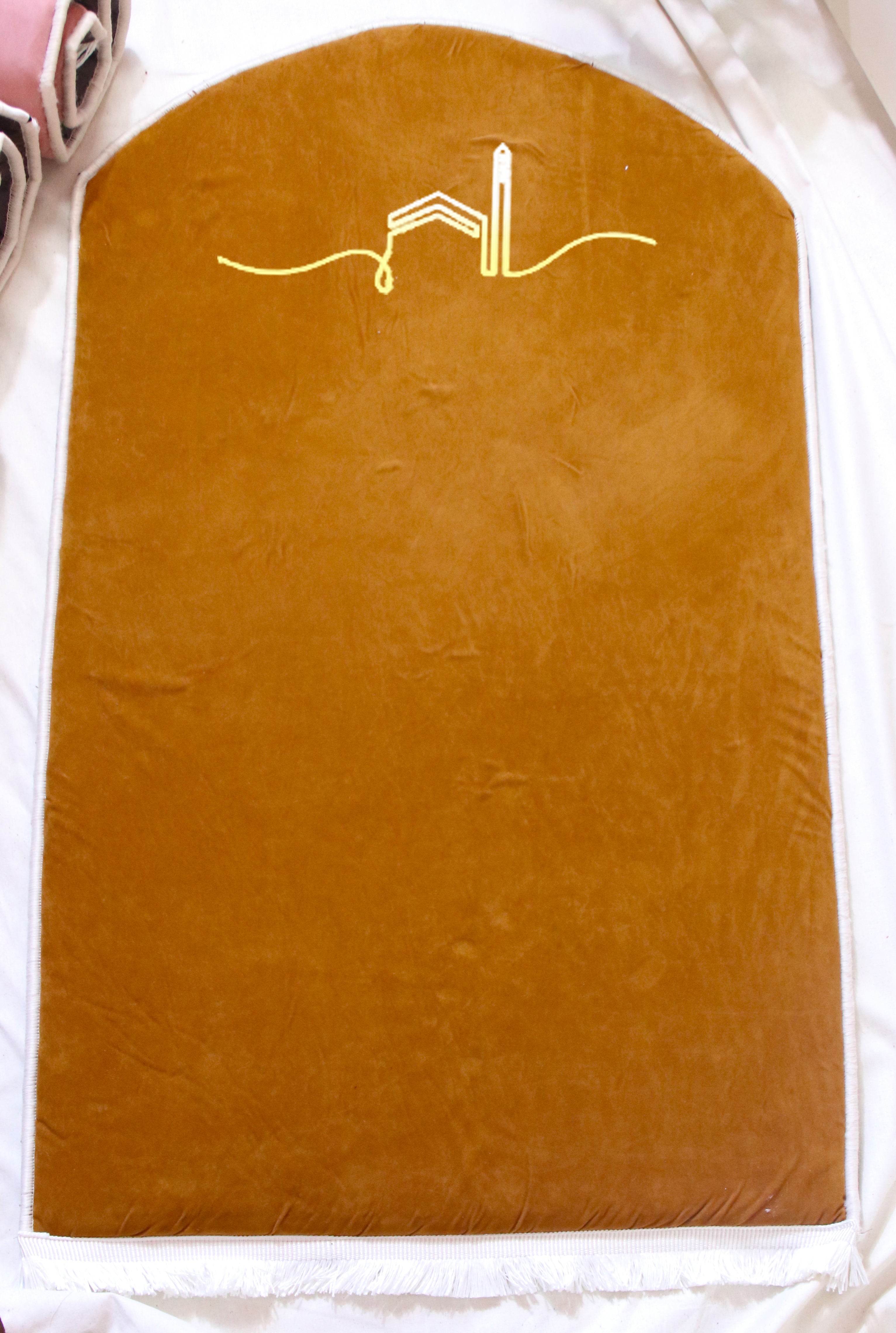 Kahverengi Kabe İşlemeli Kadife Seccade | Ortopedik 3cm Süngerli - Carpetella