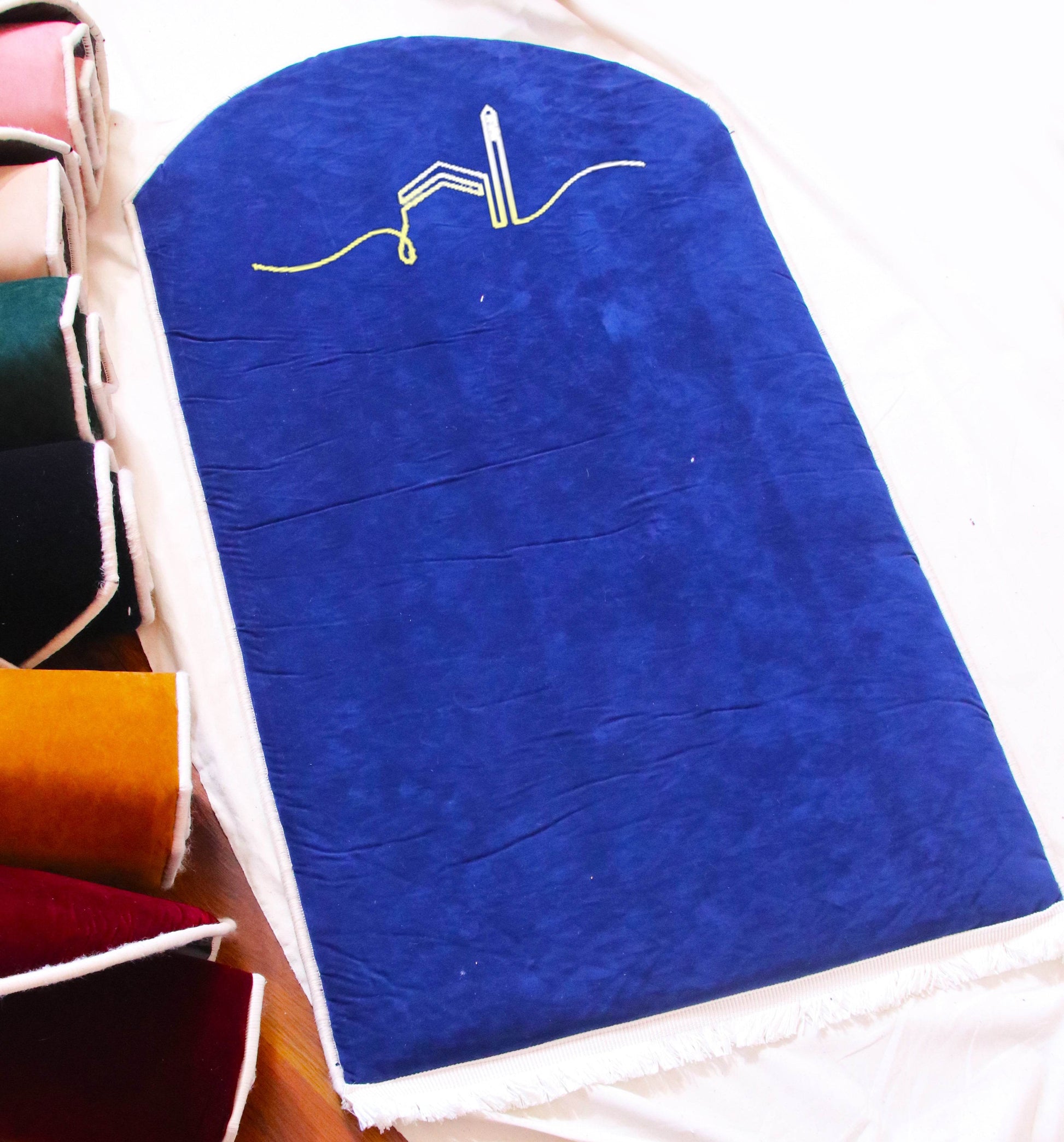 Lacivert Kabe İşlemeli Kadife Seccade | Ortopedik 3cm Süngerli - Carpetella