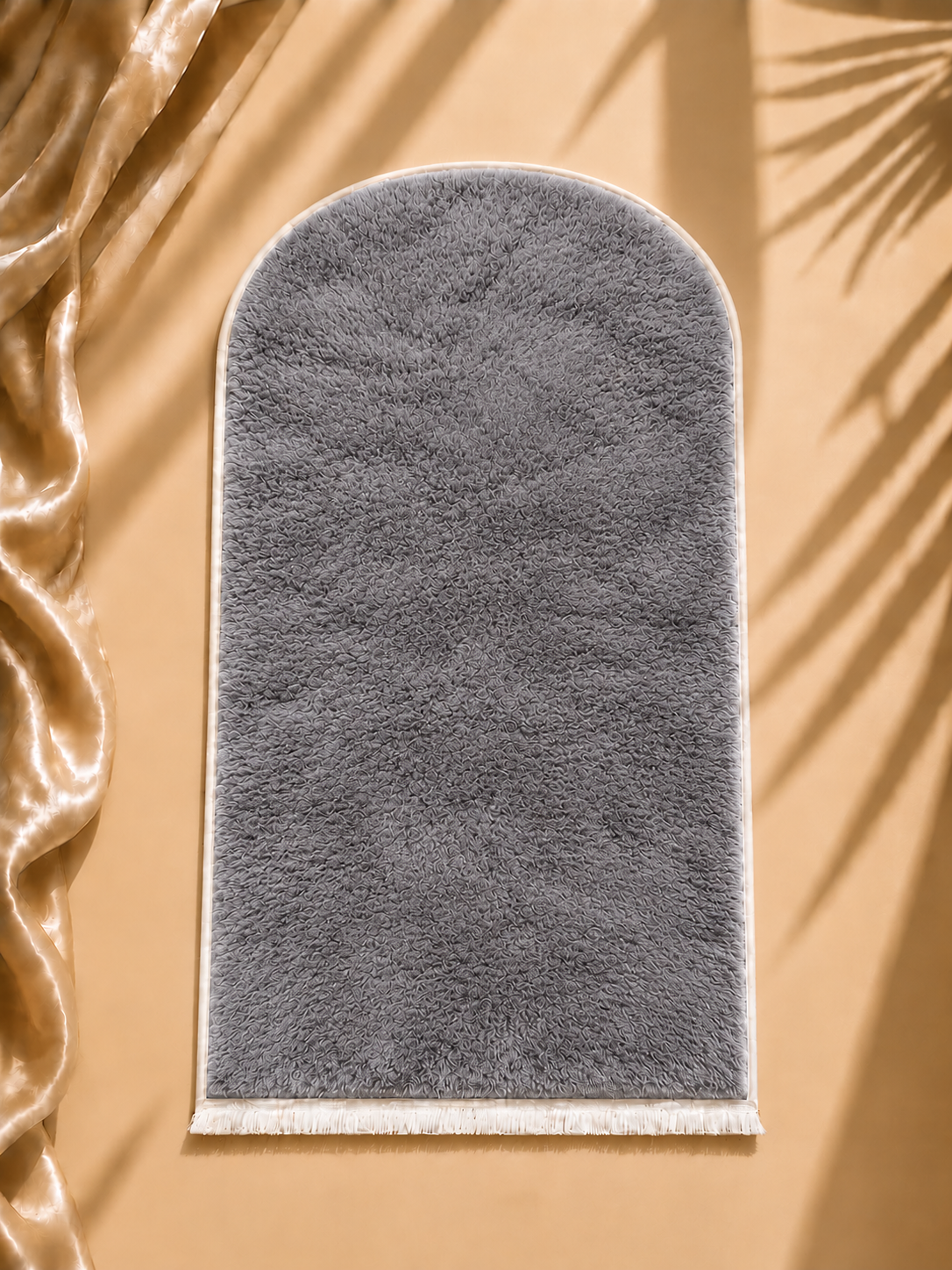 Sultan Boy Büyük Seccade Gri 70x140 cm – Yumuşak Peluş, Kaymaz Tabanlı