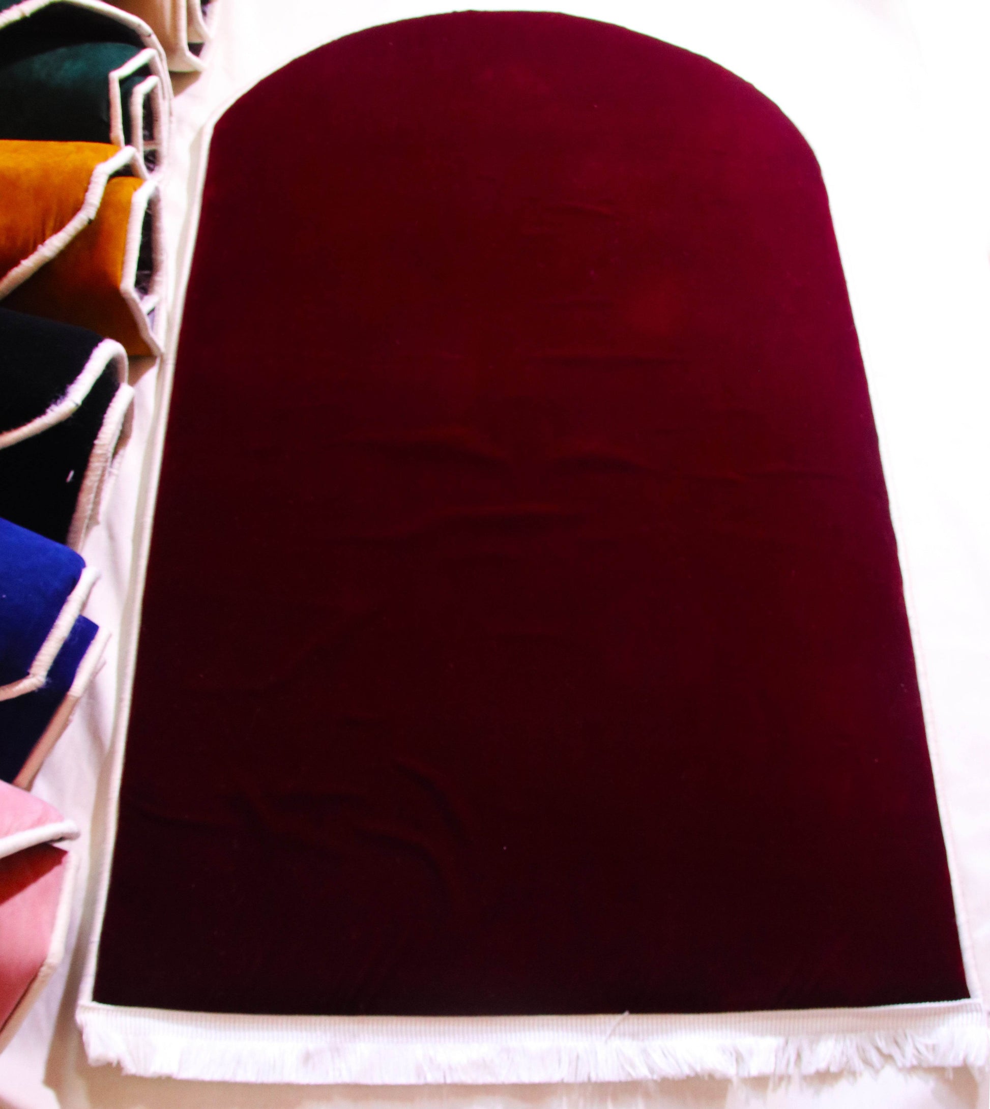 Düz Renk Desensiz Bordo Kadife Seccade Ortopedik 3 CM Süngerli - Carpetella