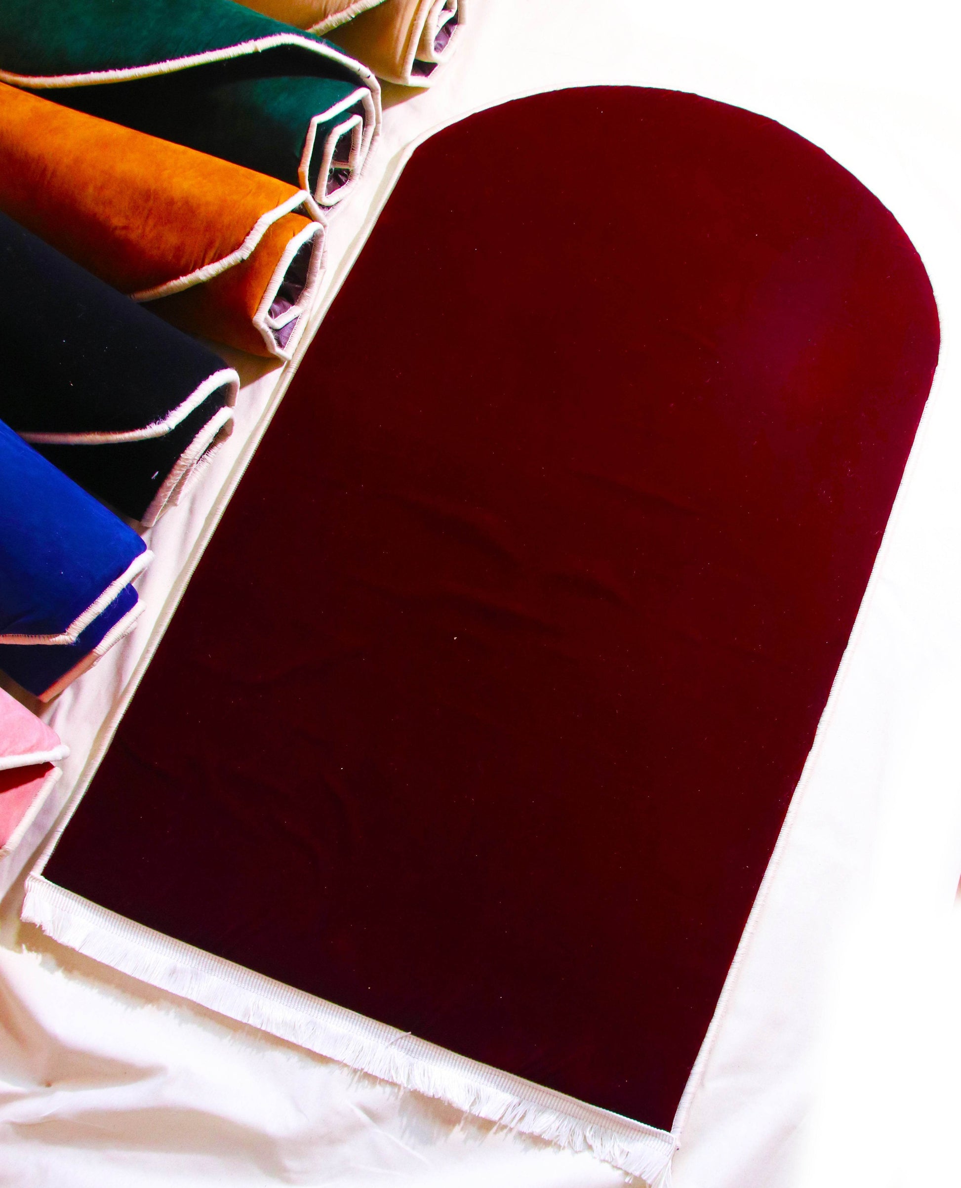 Düz Renk Desensiz Bordo Kadife Seccade Ortopedik 3 CM Süngerli - Carpetella