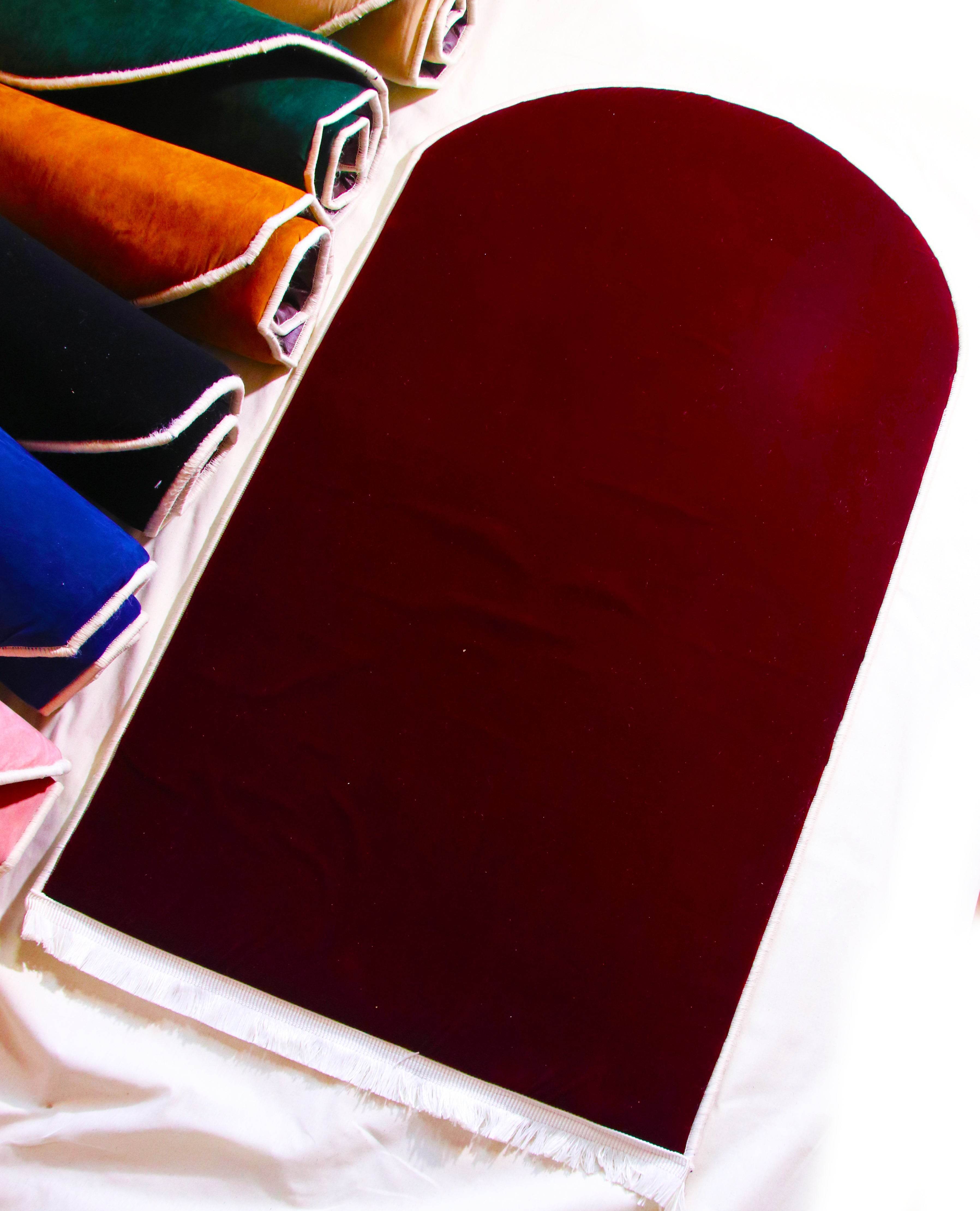 Düz Renk Desensiz Bordo Kadife Seccade Ortopedik 3 CM Süngerli - Carpetella