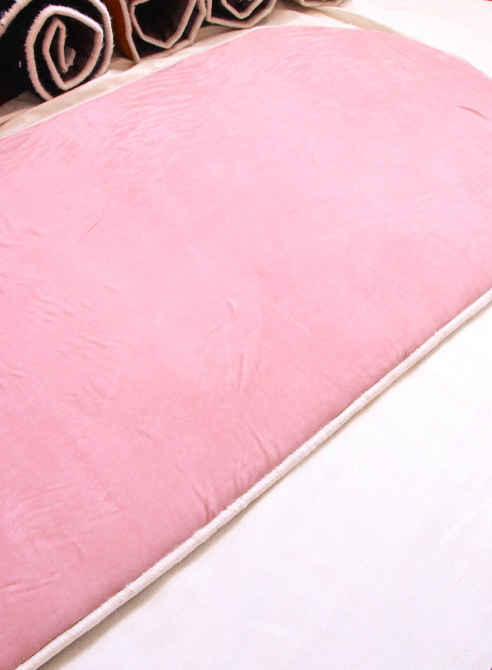 Düz Renk Desensiz Pembe Kadife Seccade Ortopedik 3 CM Süngerli - Carpetella