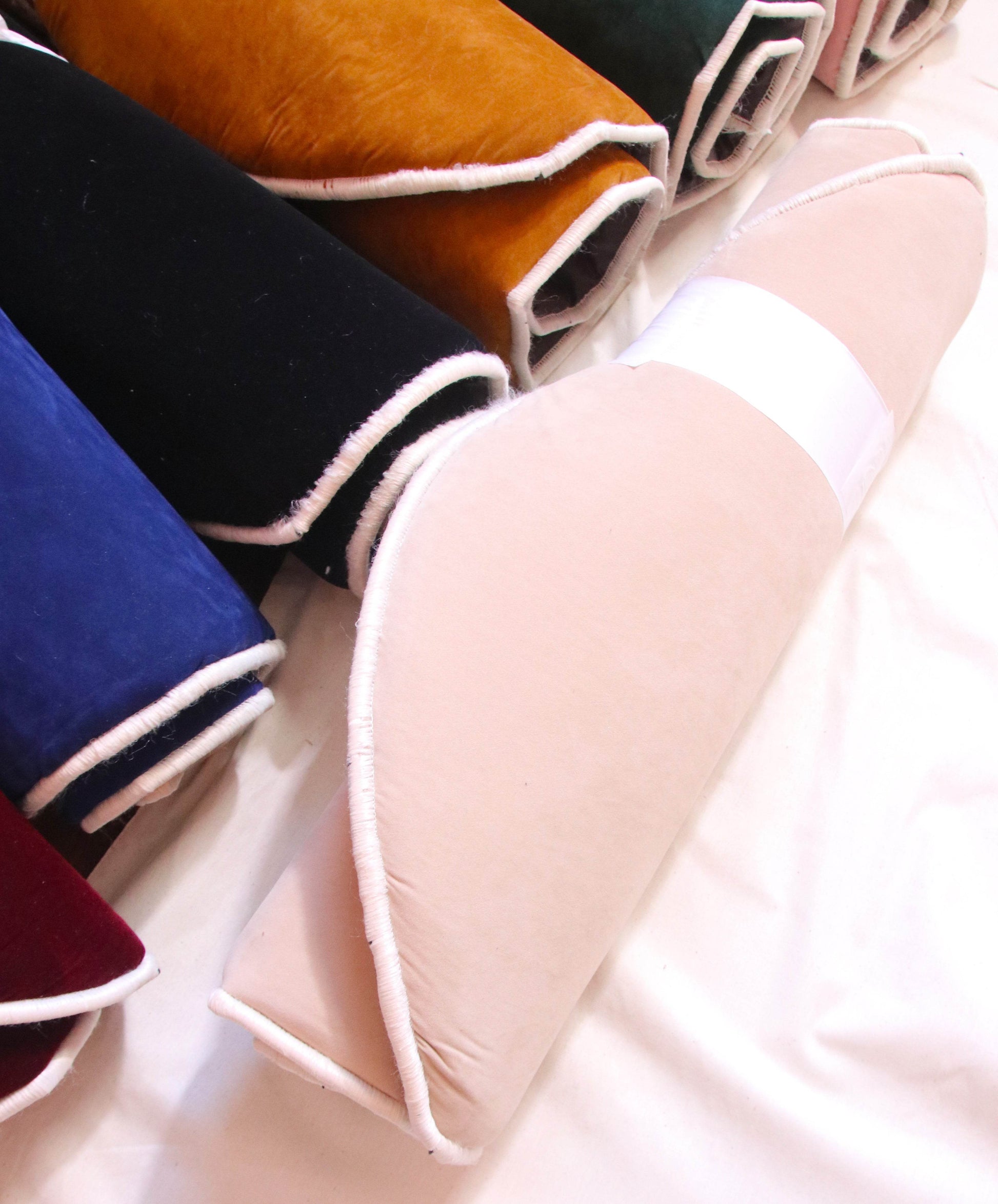 Düz Renk Desensiz Bej Kadife Seccade Ortopedik 3 CM Süngerli - Carpetella