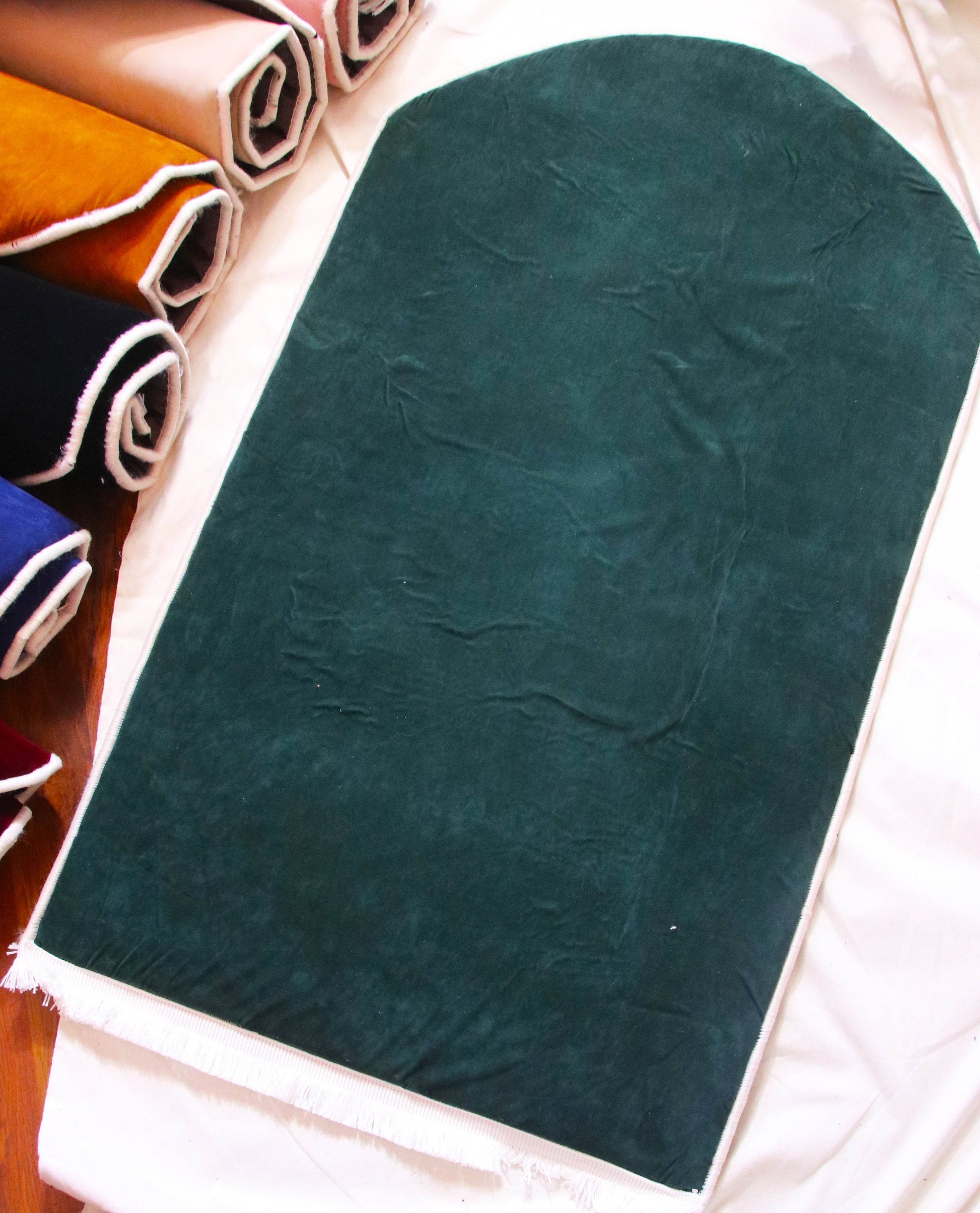 Düz Renk Desensiz Yeşil Kadife Seccade Ortopedik 3 CM Süngerli - Carpetella