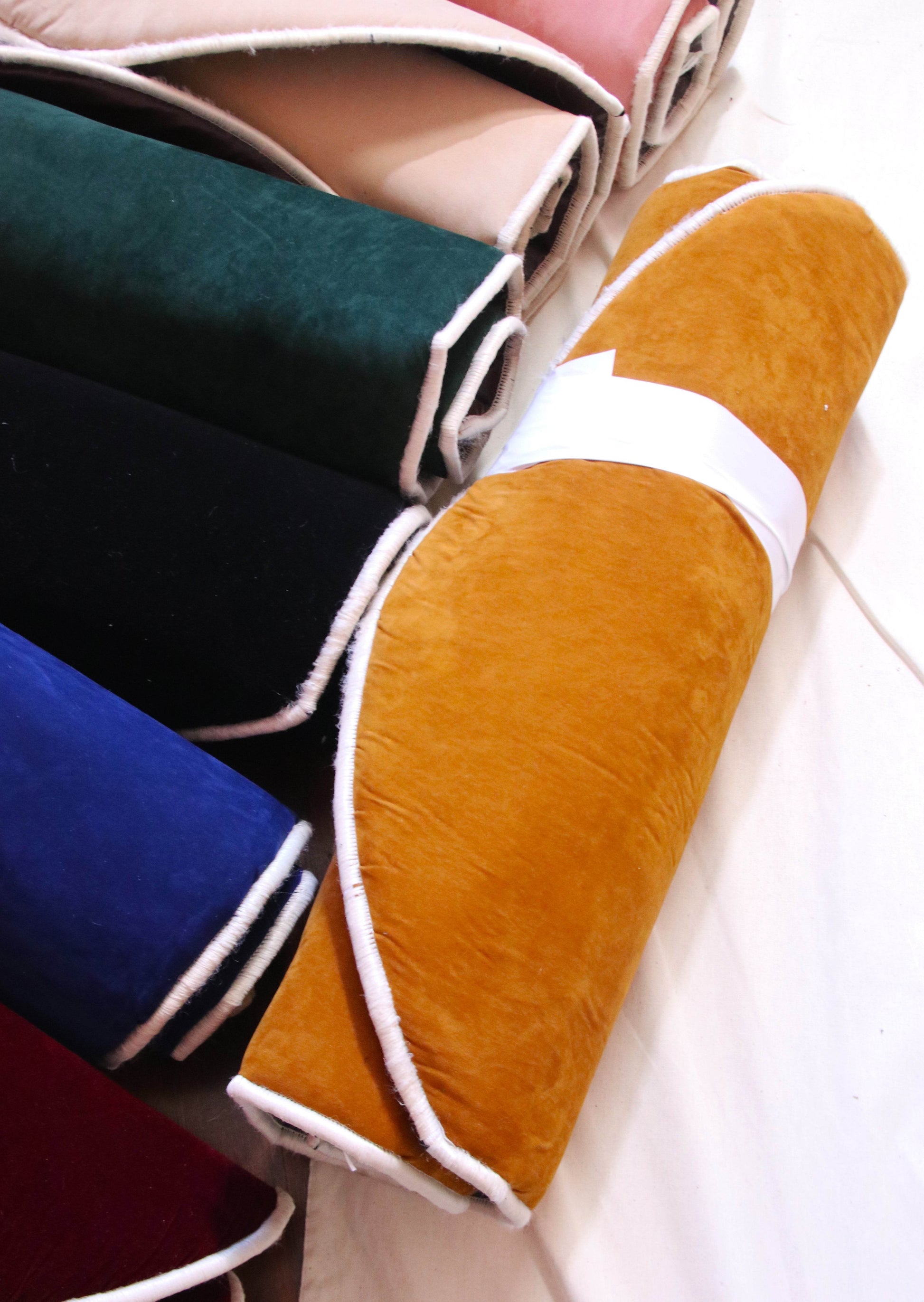 Kahverengi Kabe İşlemeli Kadife Seccade | Ortopedik 3cm Süngerli - Carpetella