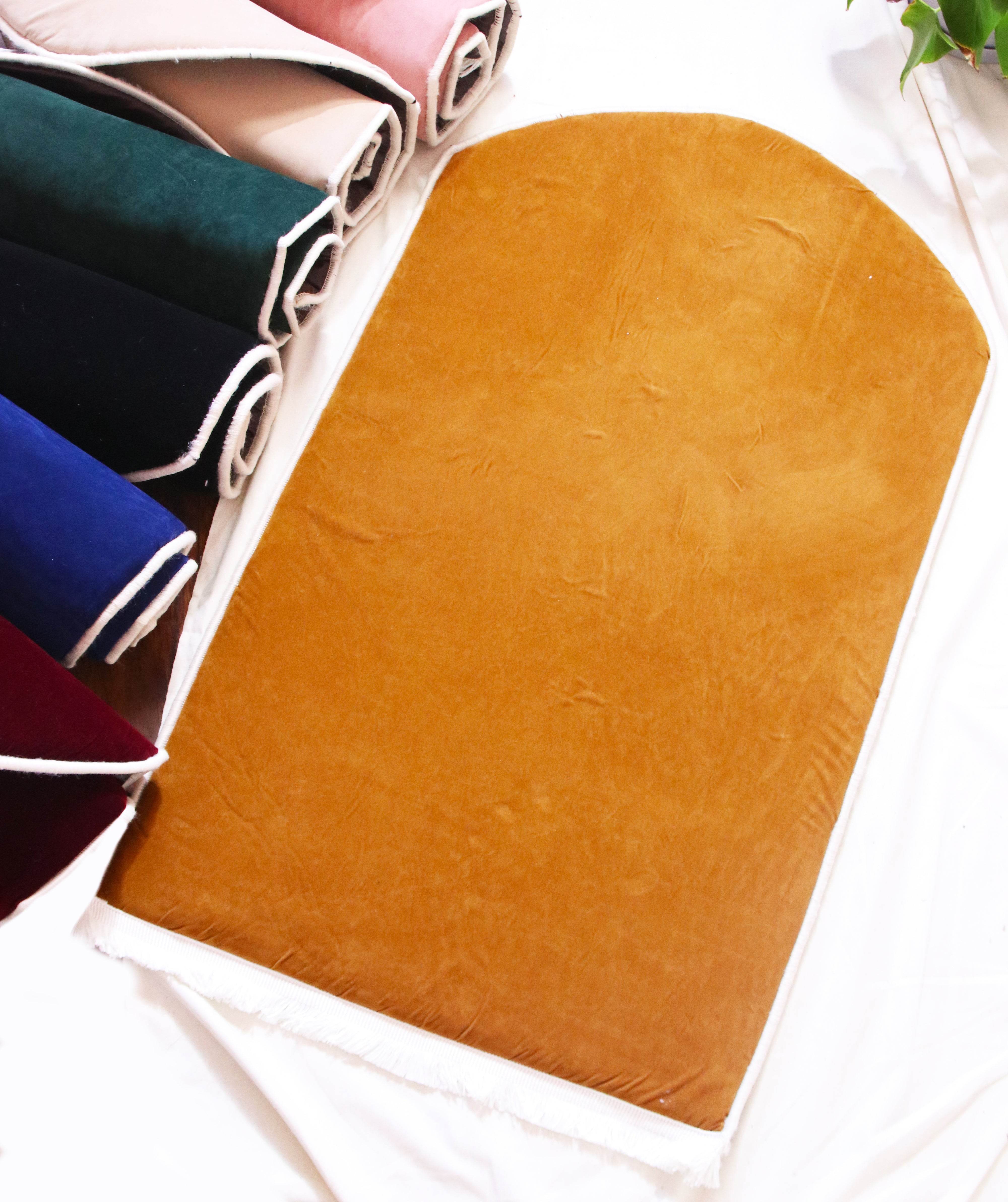 Düz Renk Desensiz Kahverengi Kadife Seccade Ortopedik 3 CM Süngerli - Carpetella