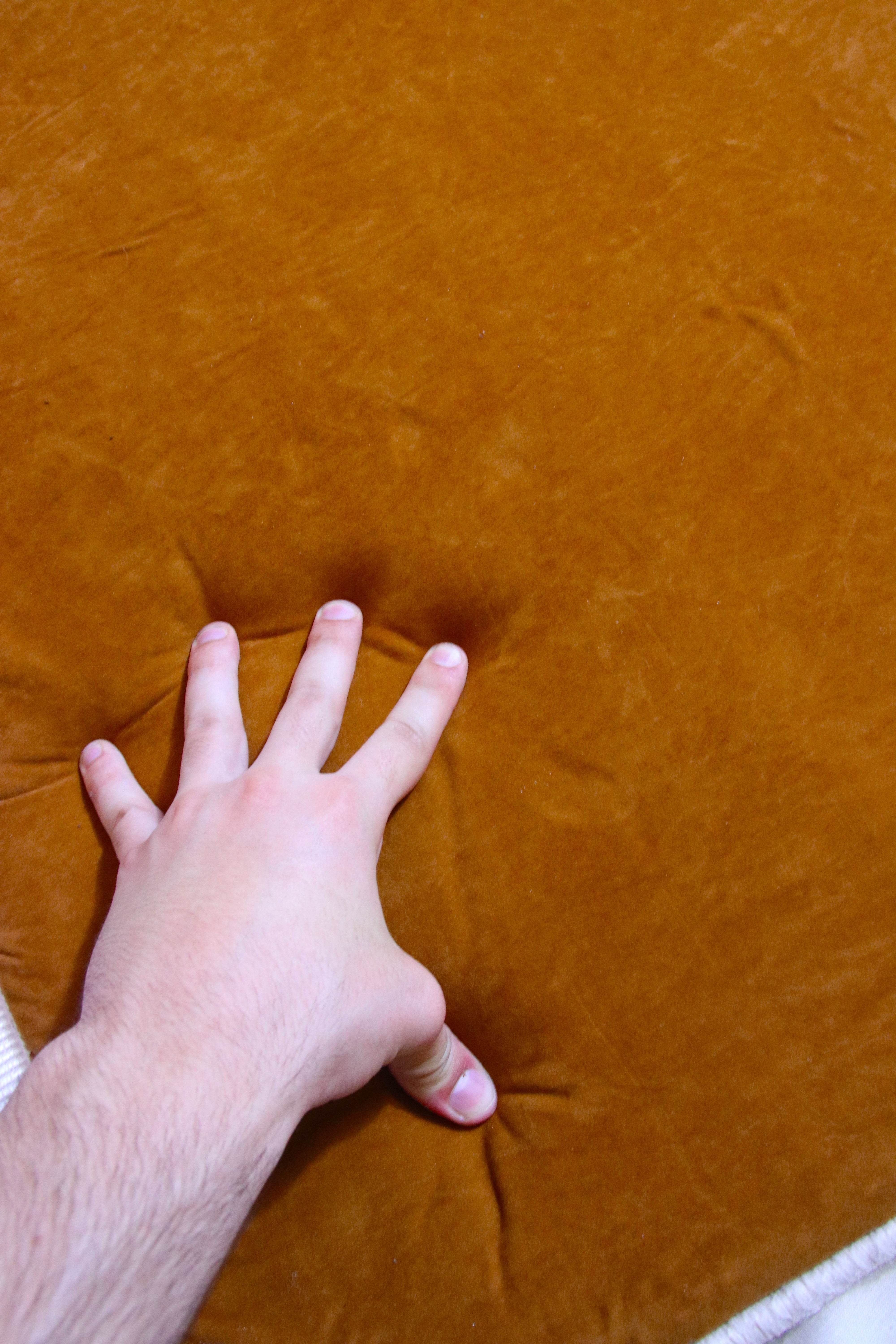 Düz Renk Desensiz Kahverengi Kadife Seccade Ortopedik 3 CM Süngerli - Carpetella