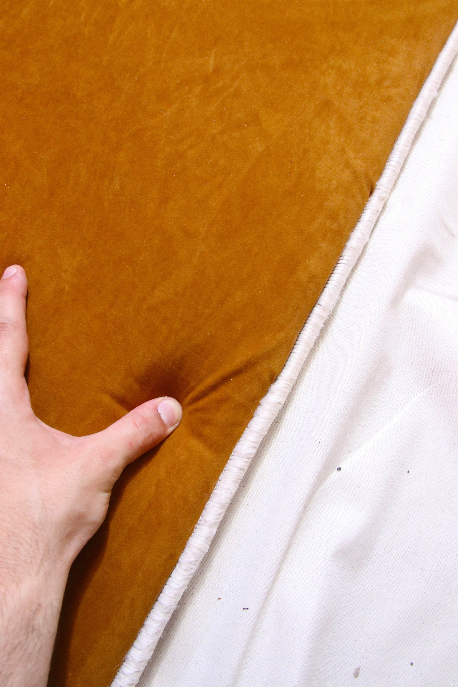 Kahverengi Kabe İşlemeli Kadife Seccade | Ortopedik 3cm Süngerli - Carpetella