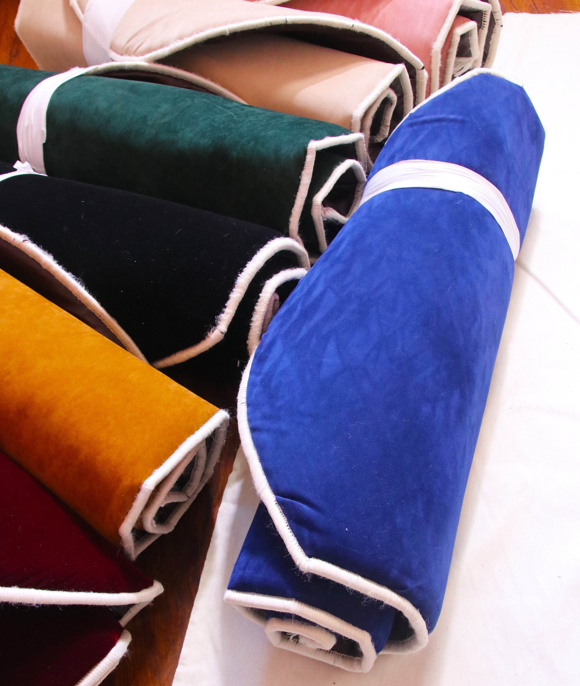 Düz Renk Desensiz Lacivert Kadife Seccade Ortopedik 3 CM Süngerli - Carpetella