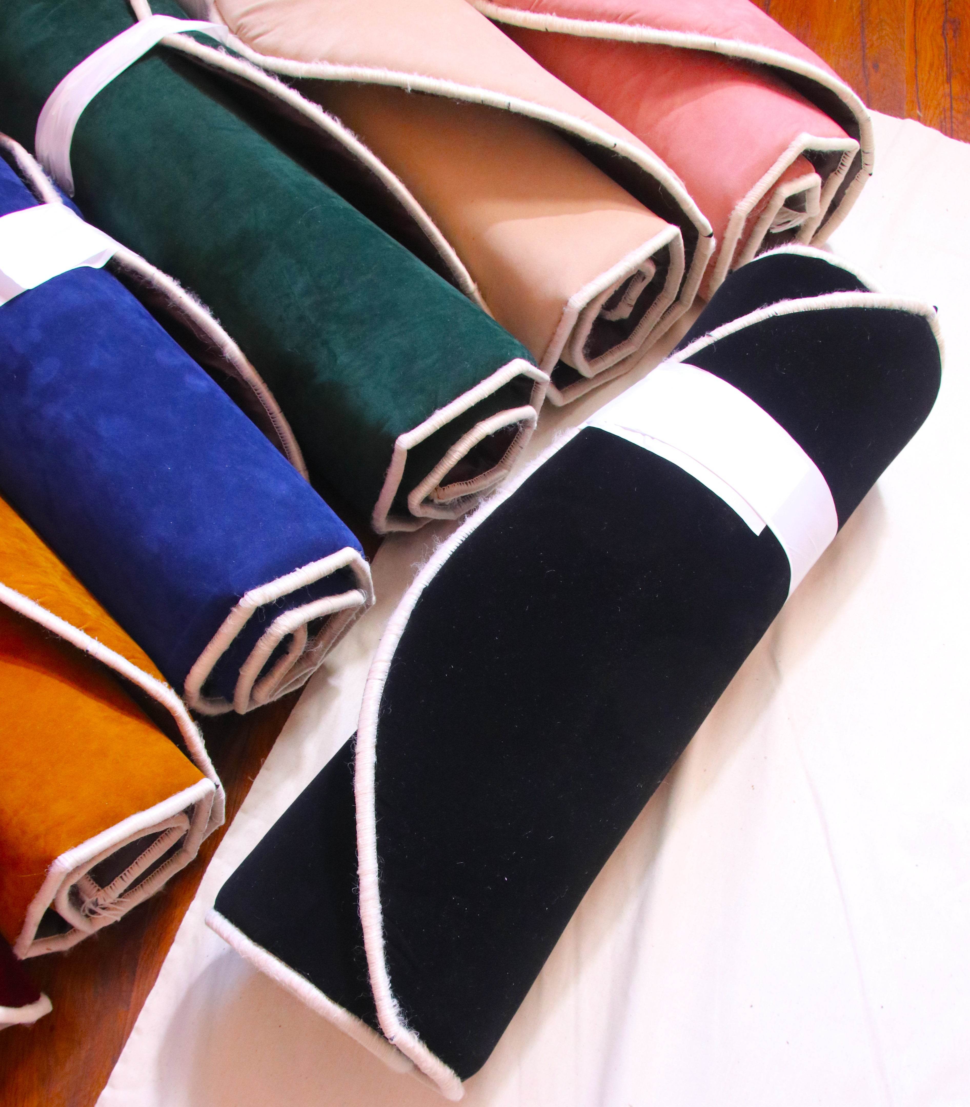 Siyah Kabe İşlemeli Kadife Seccade | Ortopedik 3cm Süngerli - Carpetella