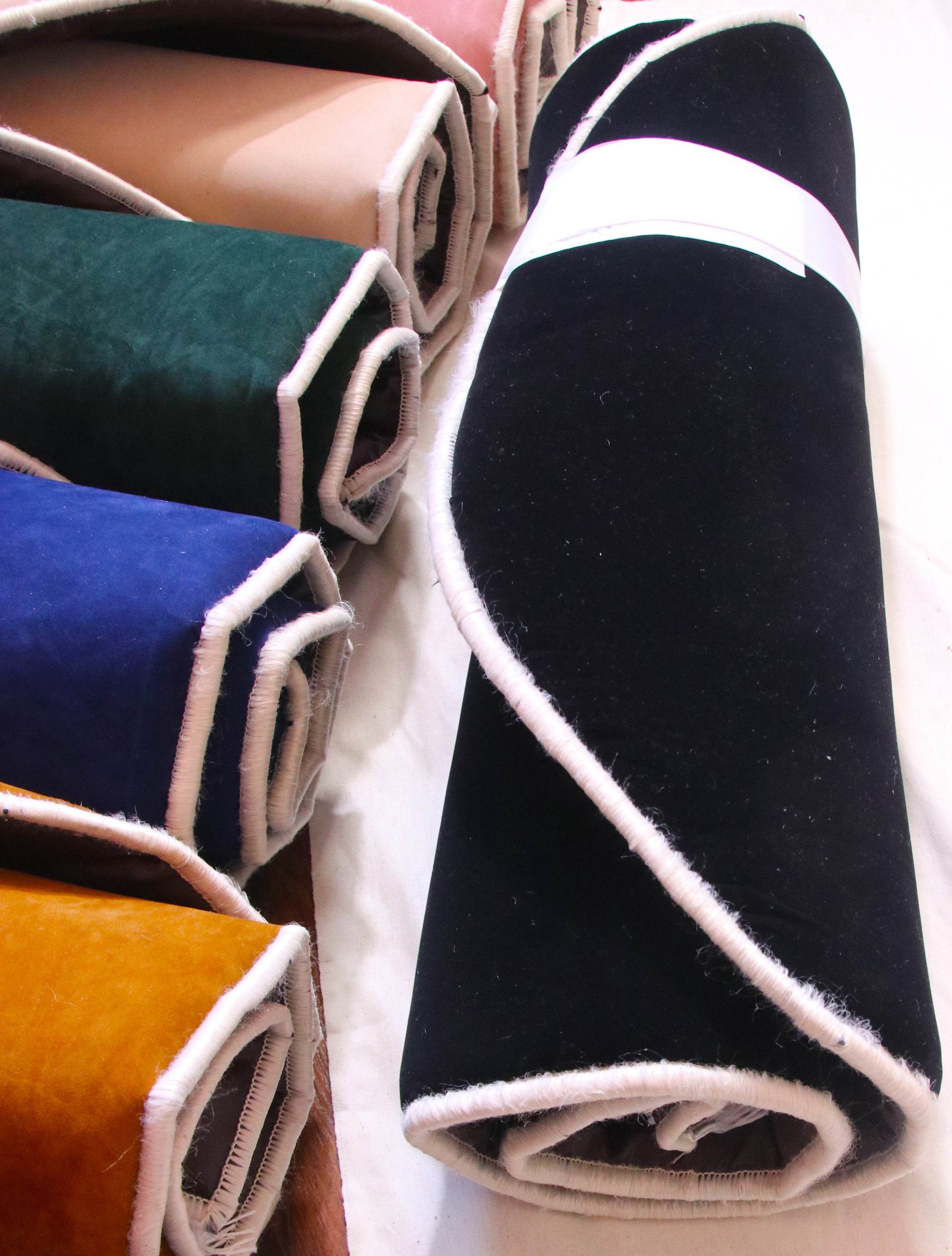 Siyah Kabe İşlemeli Kadife Seccade | Ortopedik 3cm Süngerli - Carpetella