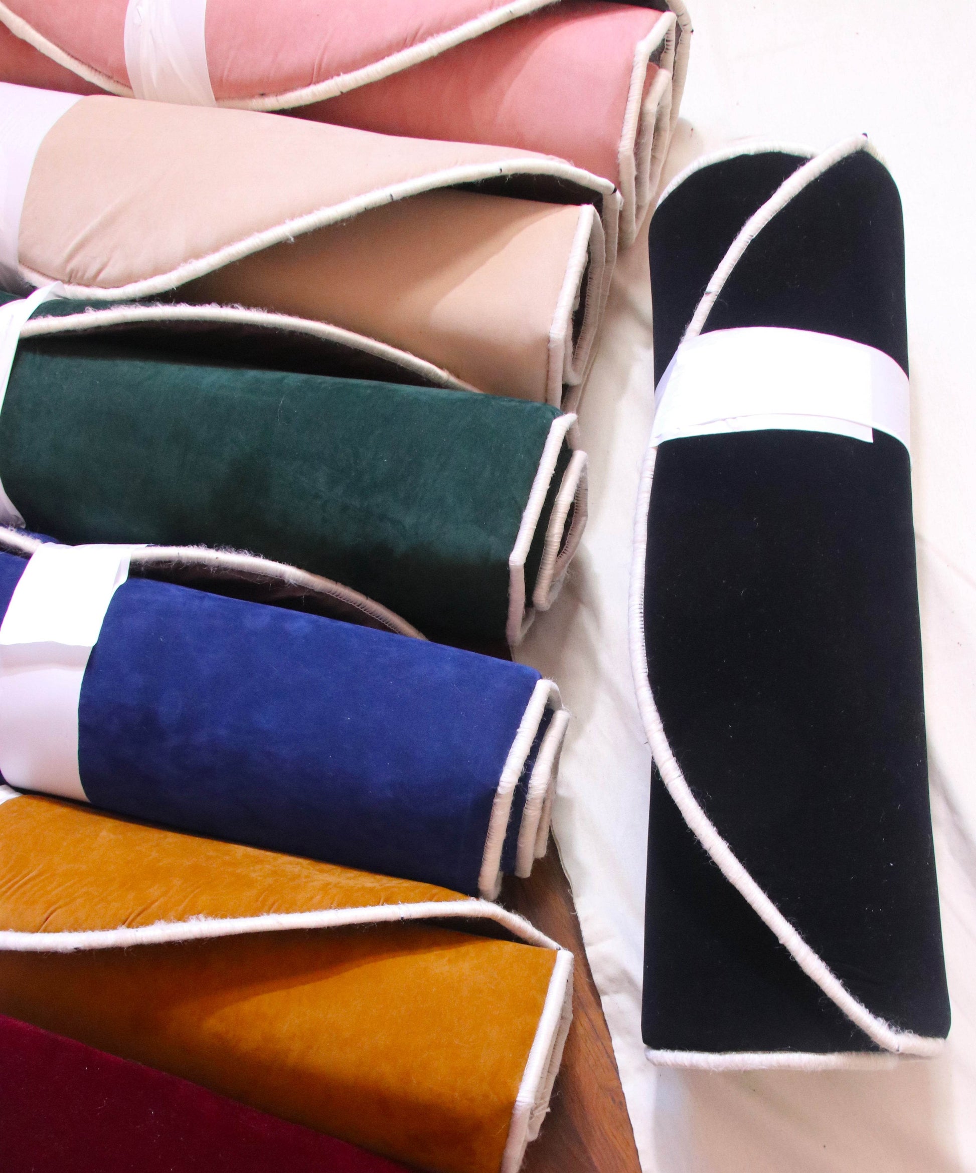 Siyah Kabe İşlemeli Kadife Seccade | Ortopedik 3cm Süngerli - Carpetella