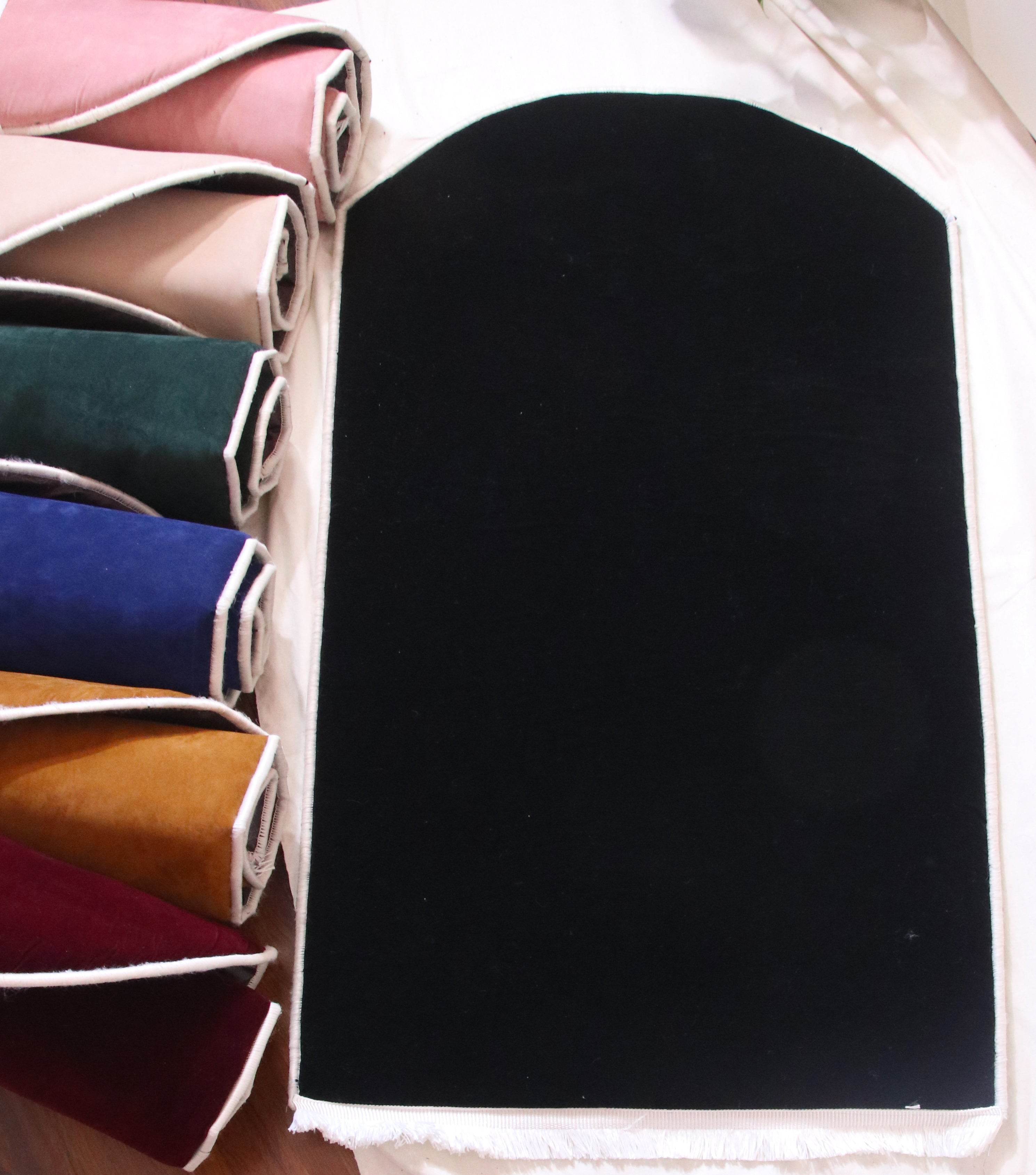 Düz Renk Desensiz Siyah Kadife Seccade Ortopedik 3 CM Süngerli - Carpetella