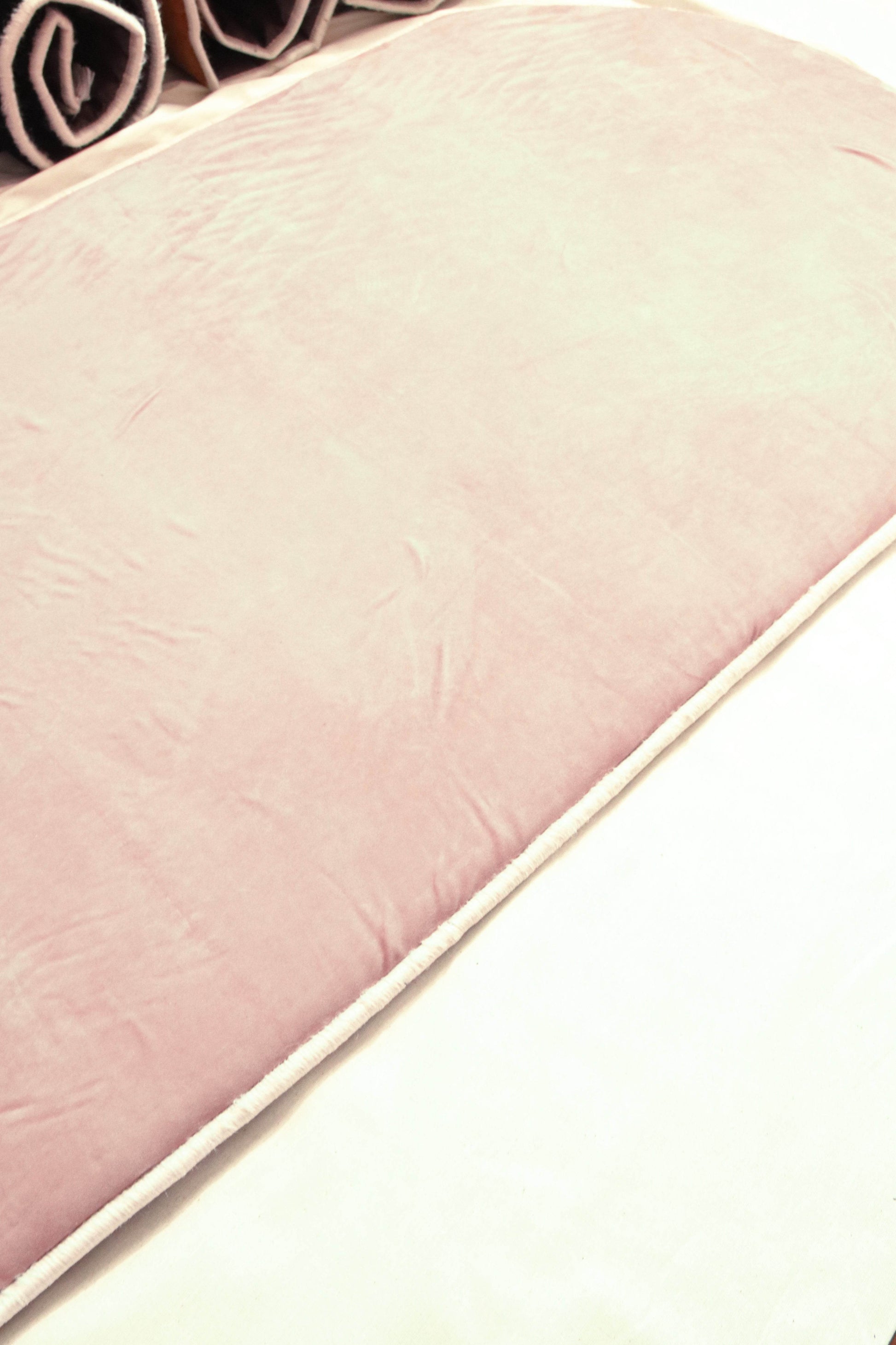 Düz Renk Desensiz Bej Kadife Seccade Ortopedik 3 CM Süngerli - Carpetella