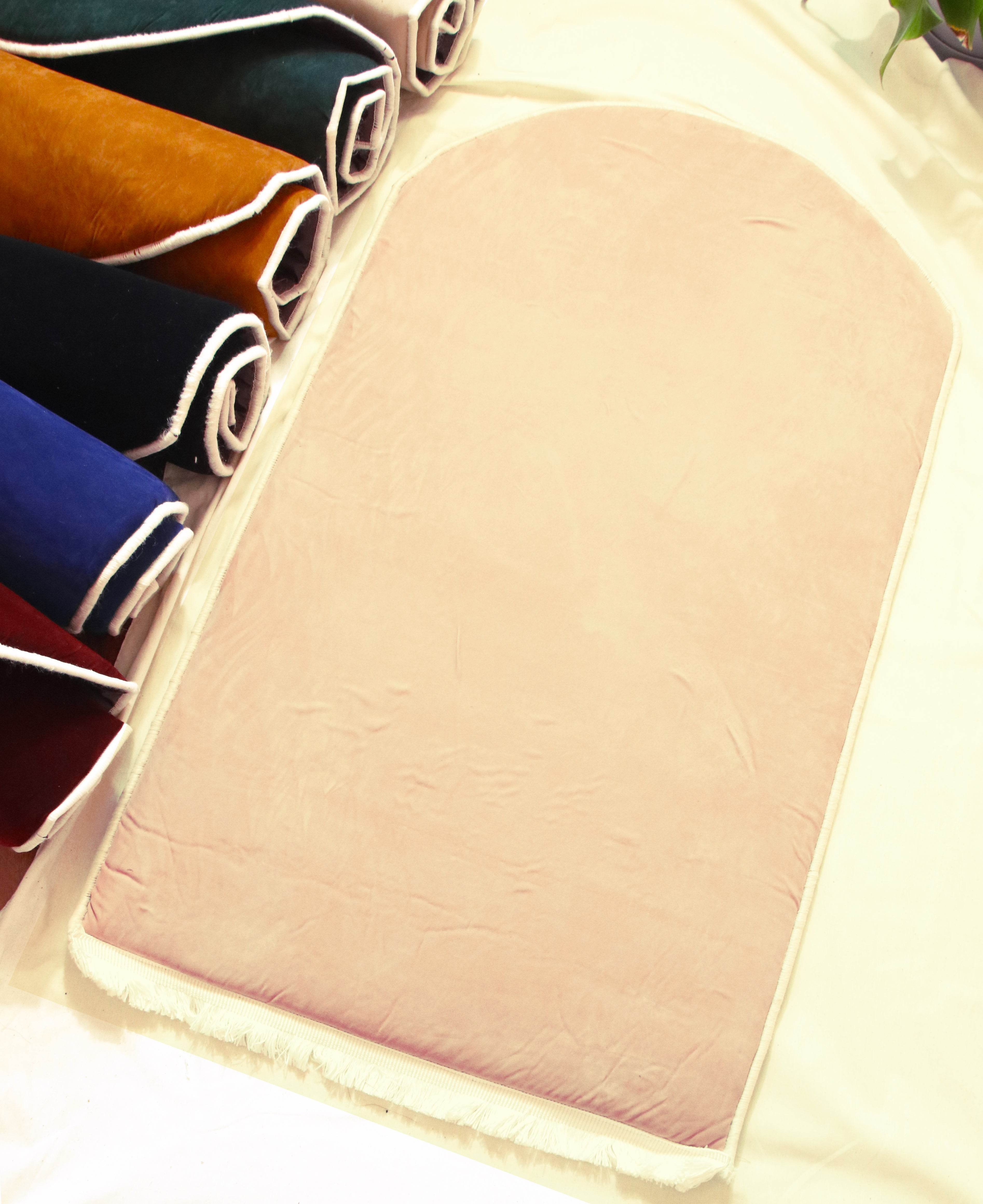 Düz Renk Desensiz Bej Kadife Seccade Ortopedik 3 CM Süngerli - Carpetella