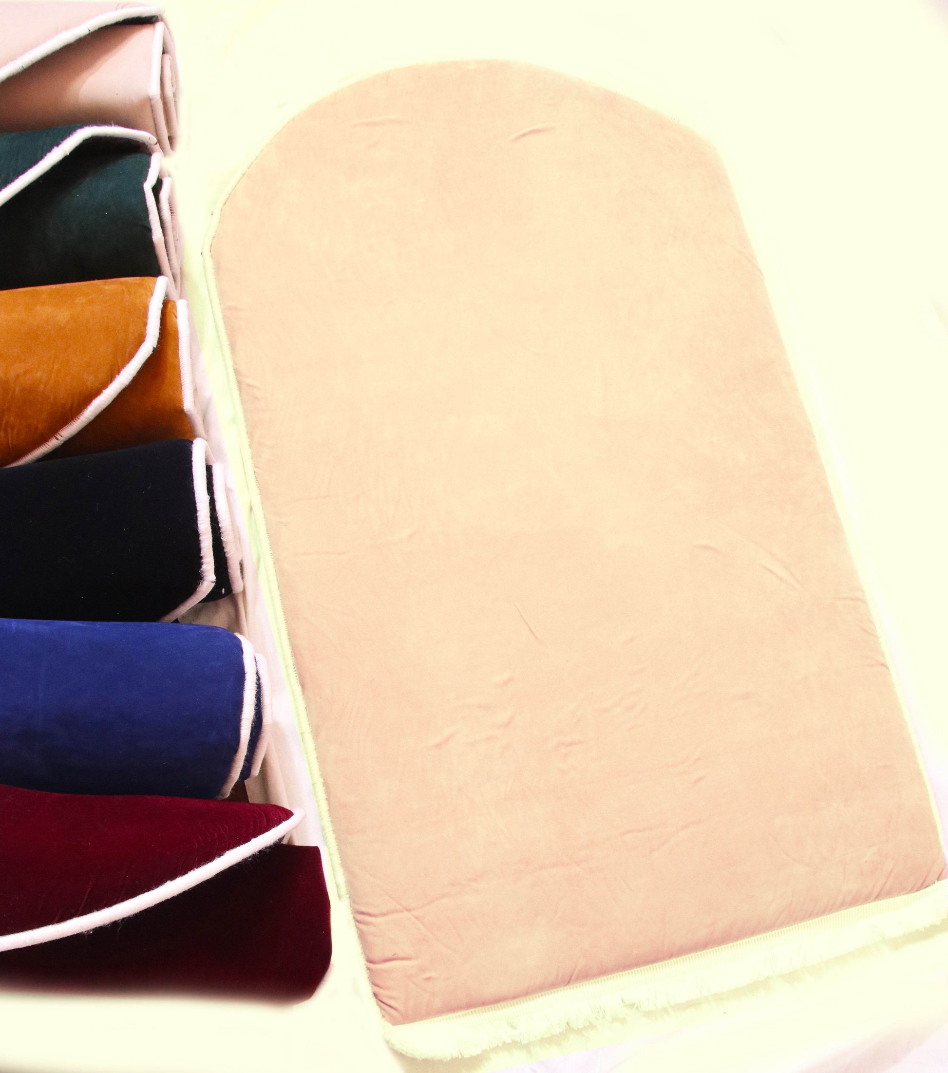 Düz Renk Desensiz Bej Kadife Seccade Ortopedik 3 CM Süngerli - Carpetella