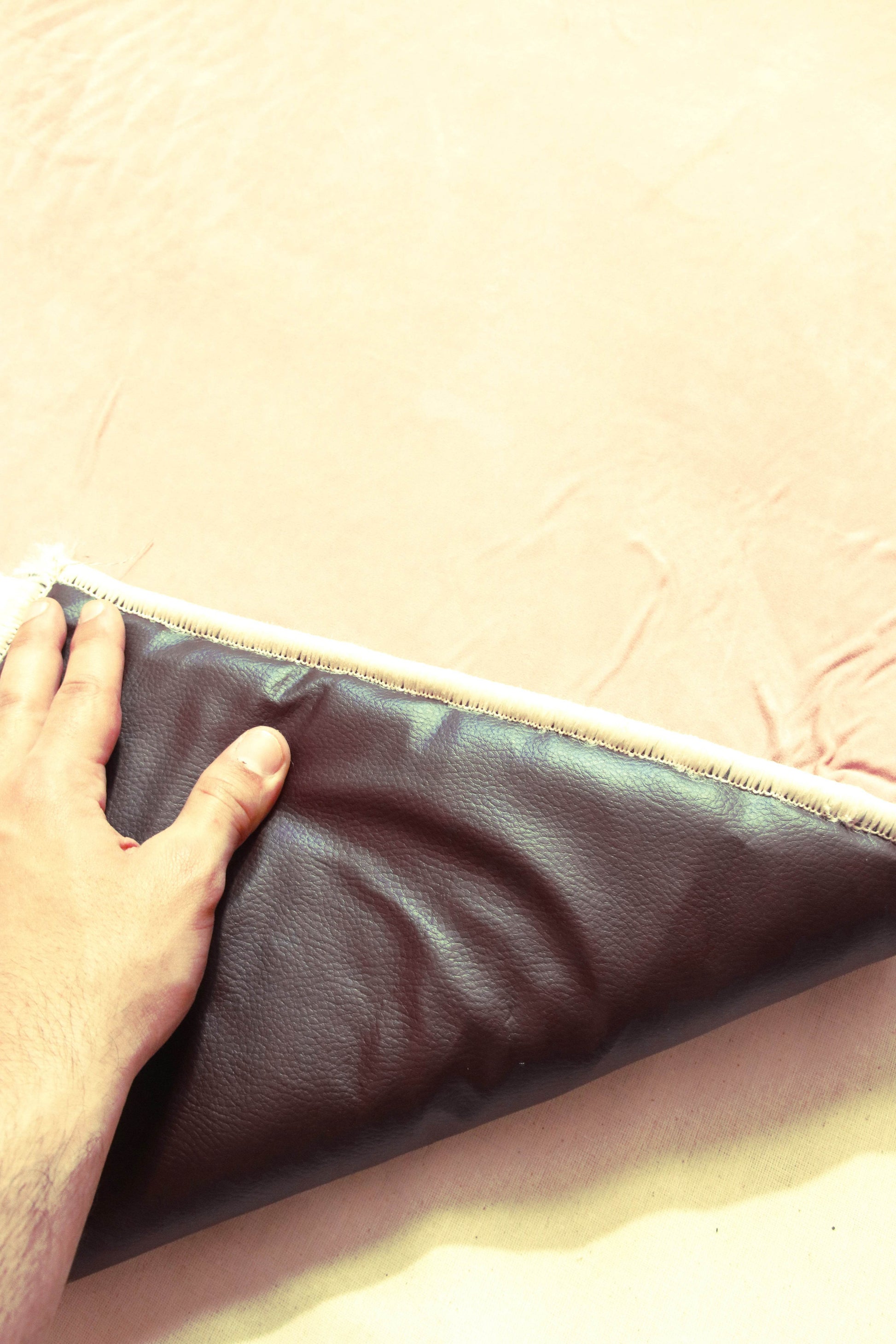 Bej Kabe İşlemeli Kadife Seccade | Ortopedik 3cm Süngerli - Carpetella