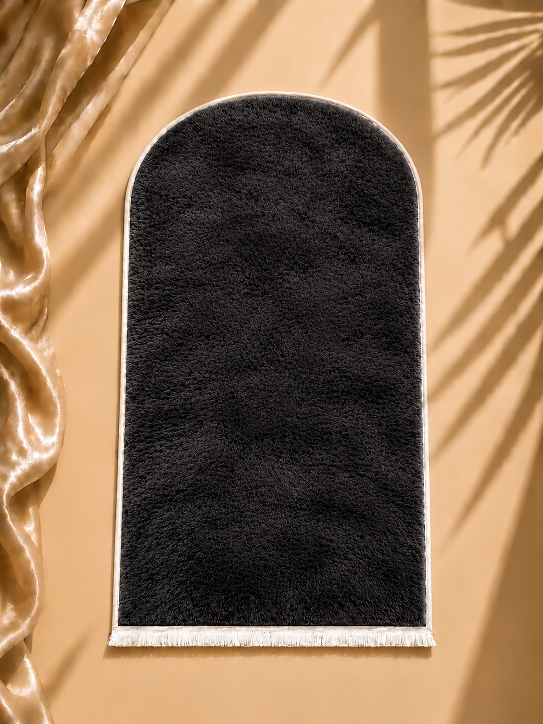 Sultan Boy Büyük Seccade Siyah 70x140 cm – Yumuşak Peluş, Kaymaz Tabanlı