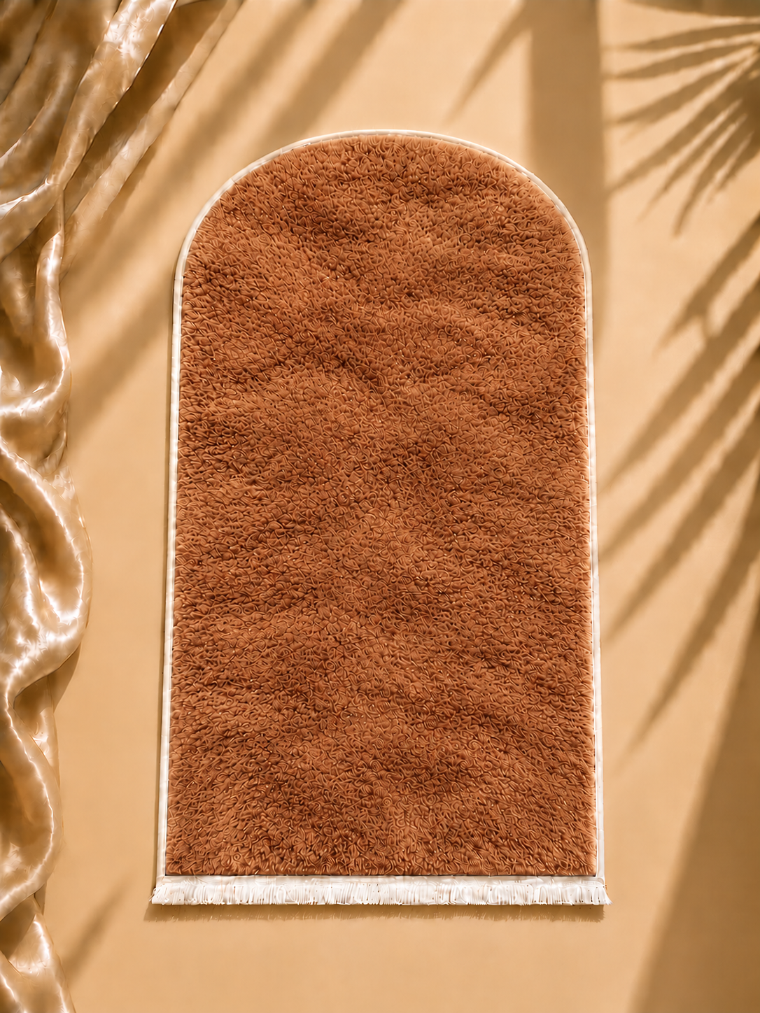 Sultan Boy Büyük Seccade Kahverengi 70x140 cm – Yumuşak Peluş, Kaymaz Tabanlı