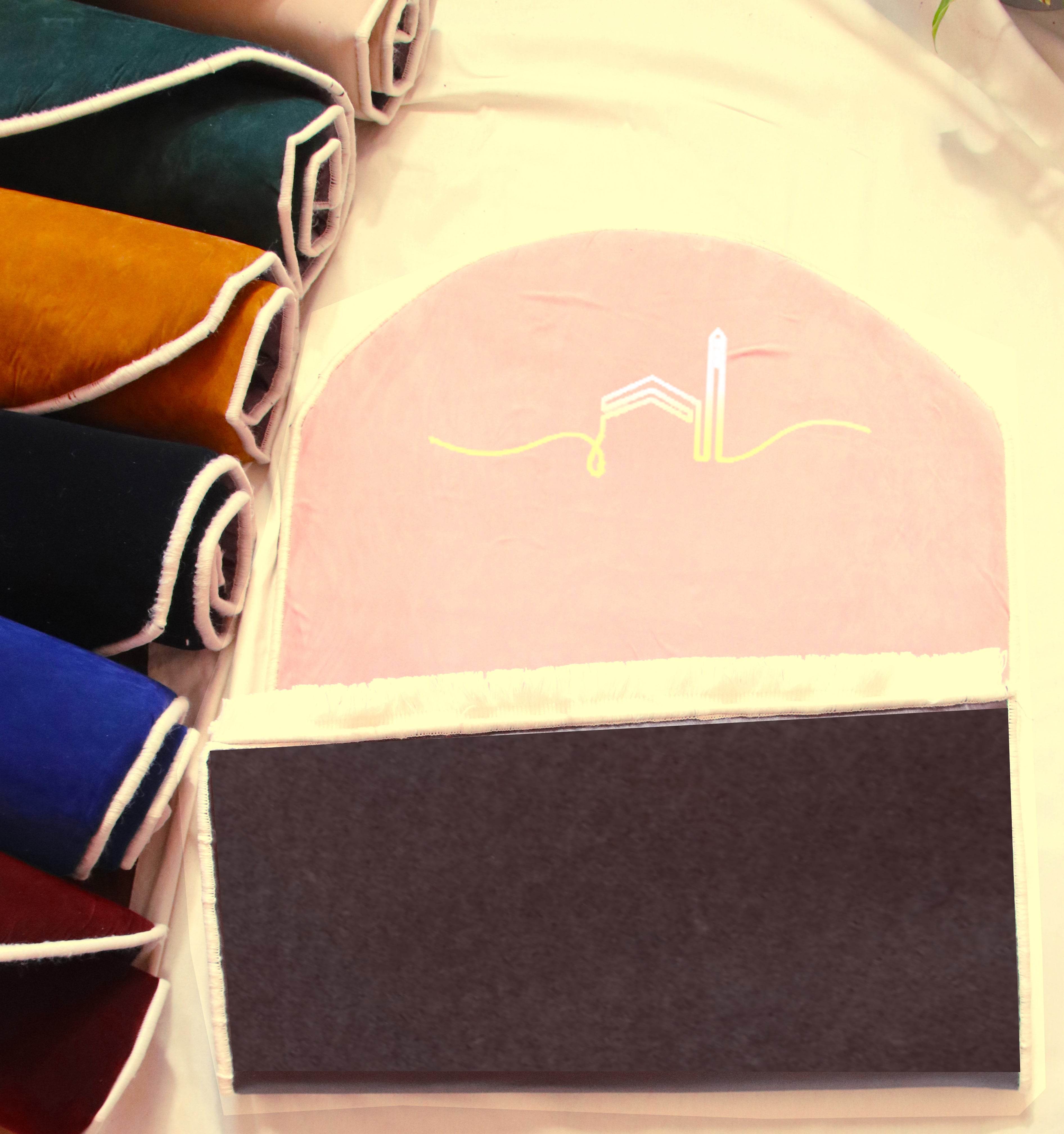 Bej Kabe İşlemeli Kadife Seccade | Ortopedik 3cm Süngerli - Carpetella