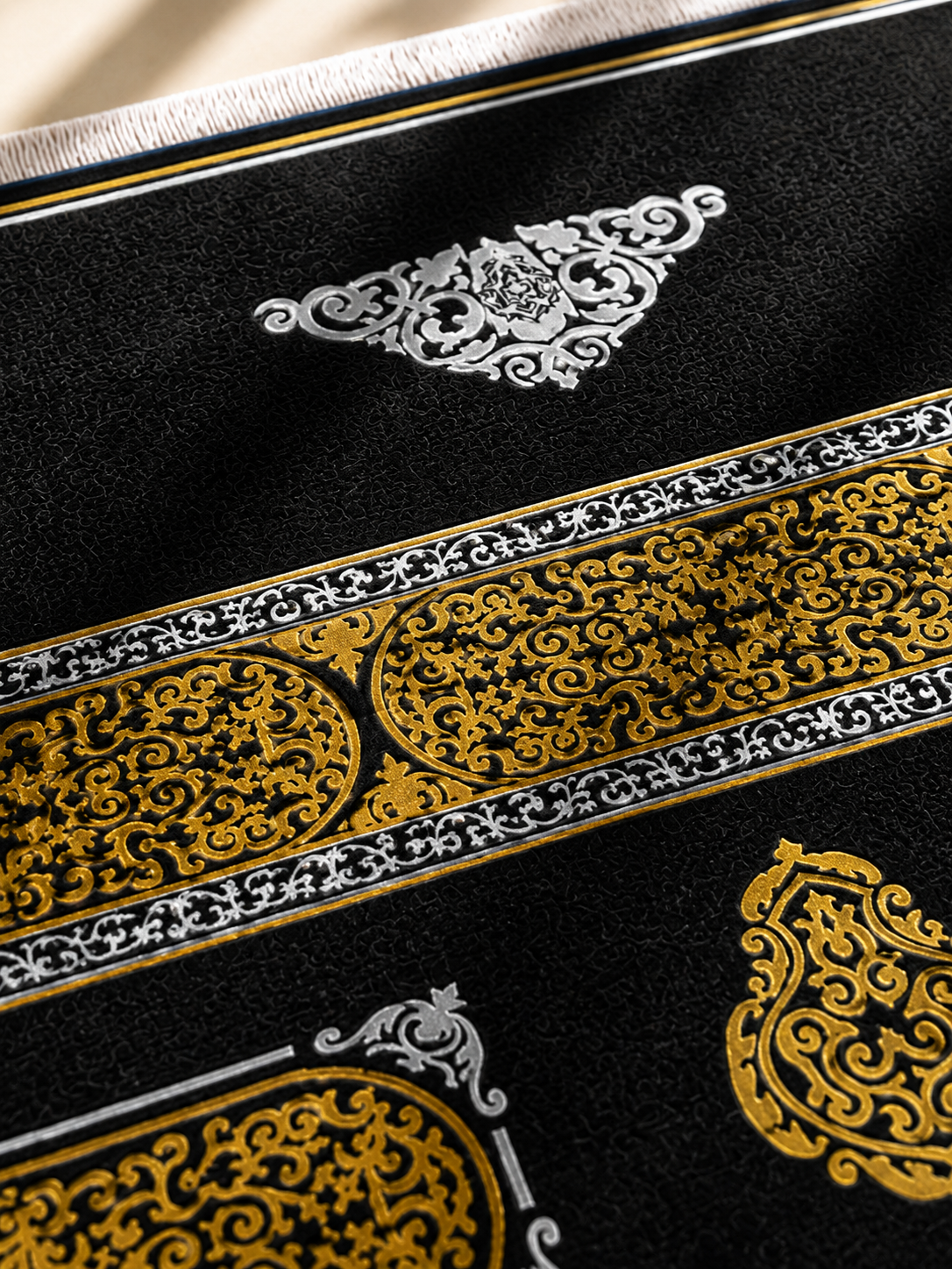 Kadife Seccade Kaymaz Taban - Gold Siyah
