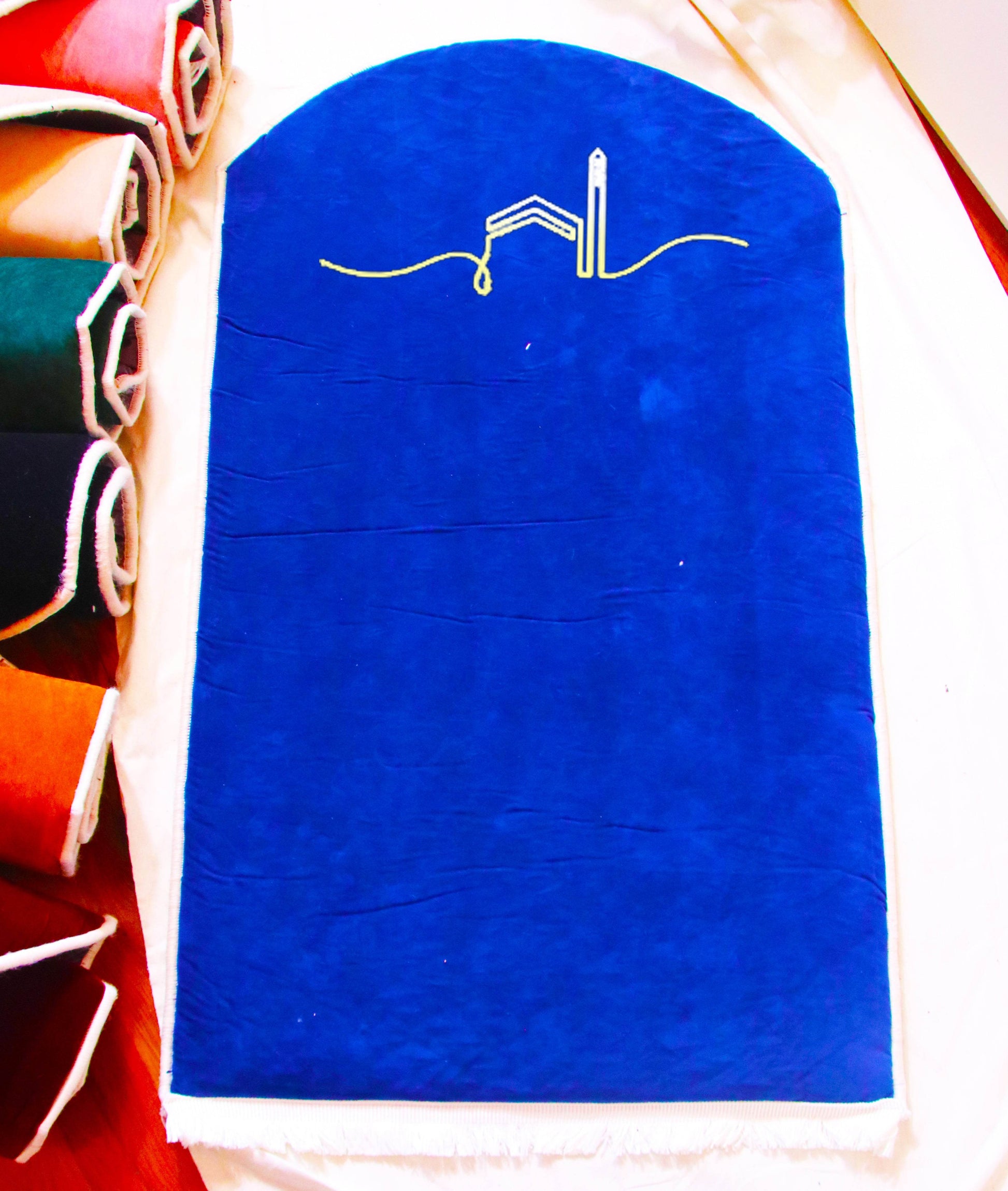 Lacivert Kabe İşlemeli Kadife Seccade | Ortopedik 3cm Süngerli - Carpetella