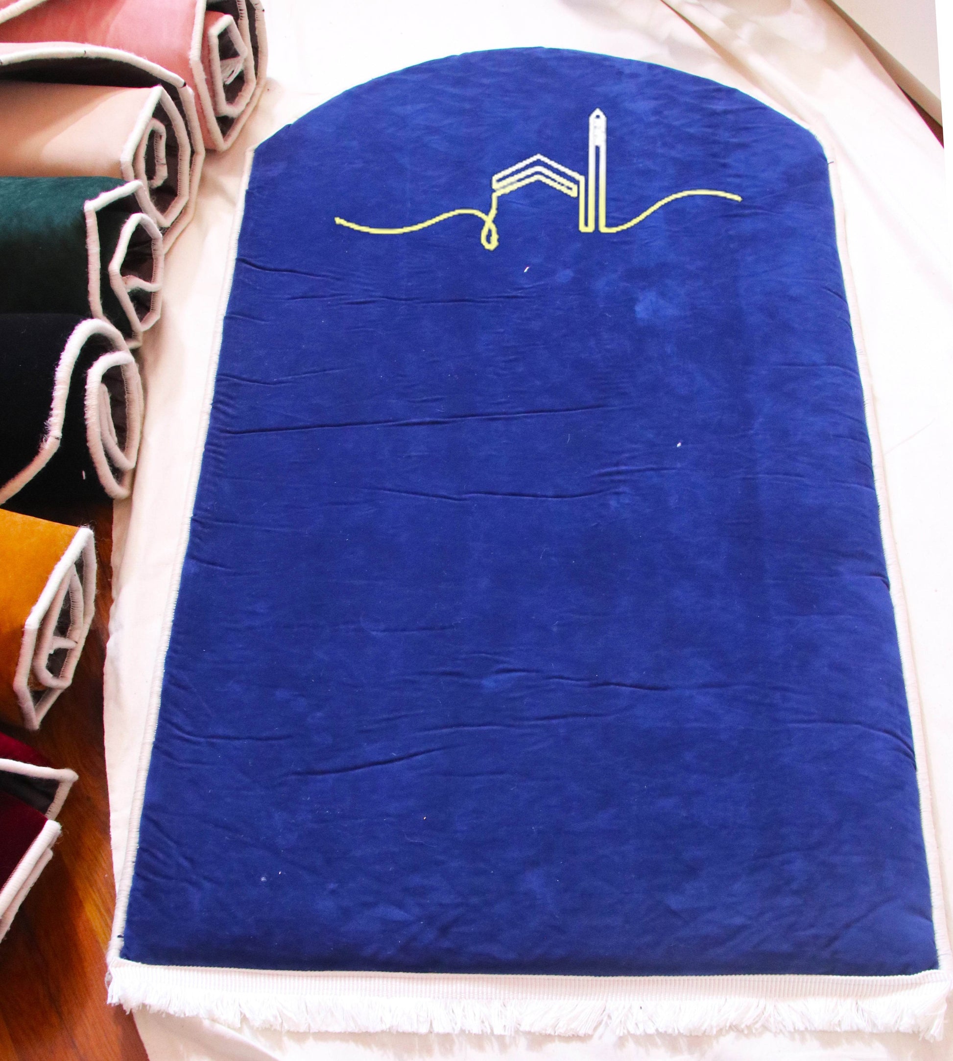 Lacivert Kabe İşlemeli Kadife Seccade | Ortopedik 3cm Süngerli - Carpetella