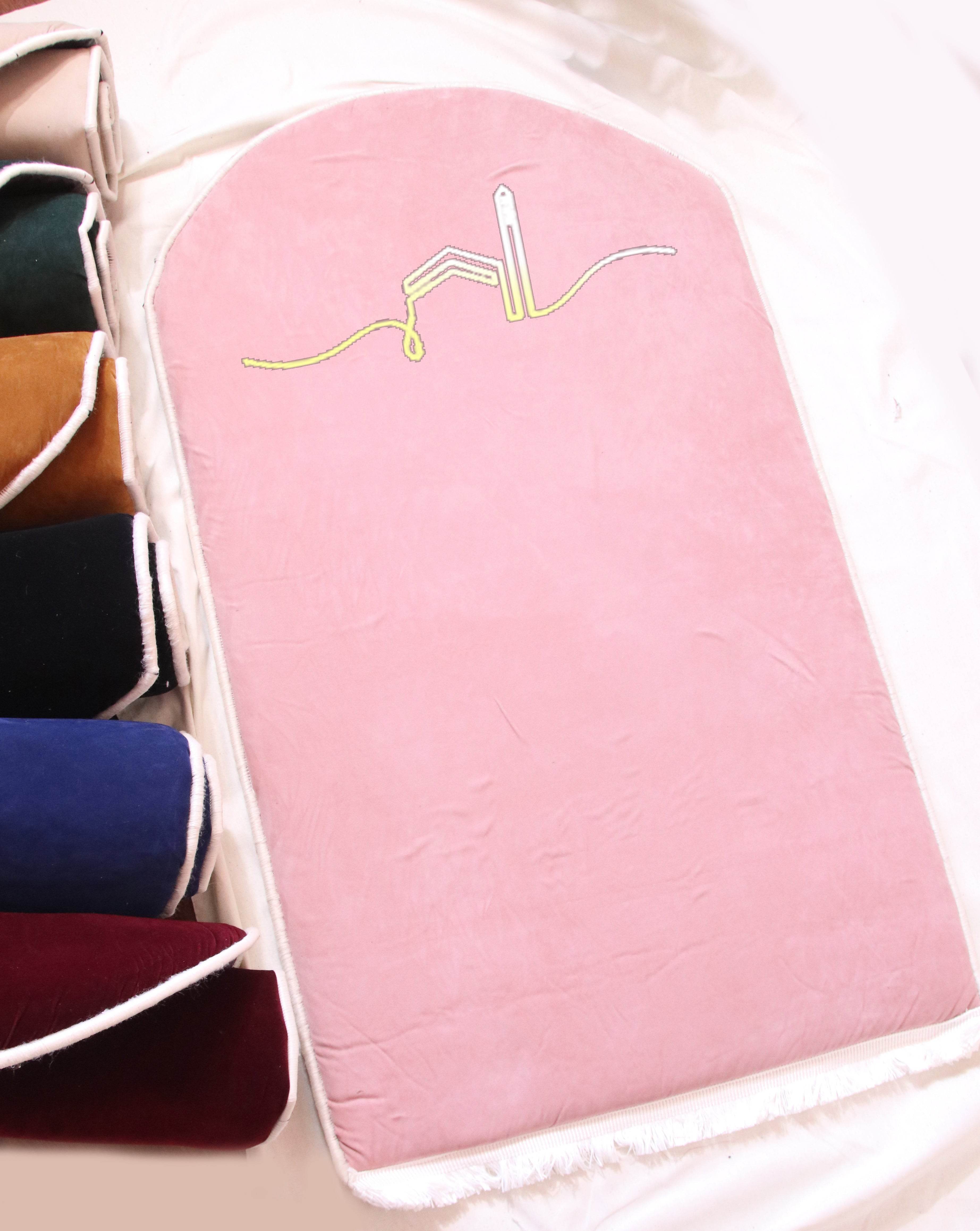 Pembe Kabe İşlemeli Kadife Seccade | Ortopedik 3cm Süngerli - Carpetella