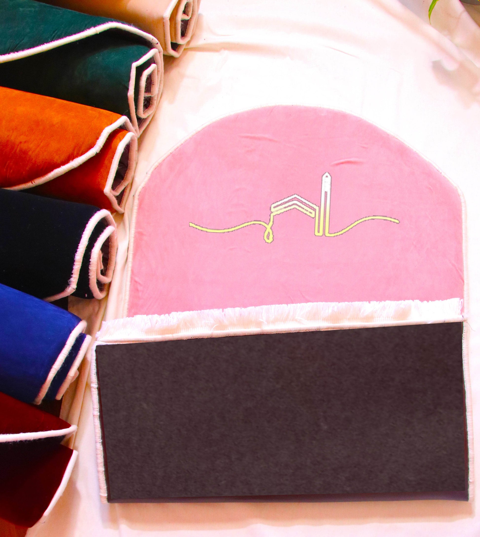 Pembe Kabe İşlemeli Kadife Seccade | Ortopedik 3cm Süngerli - Carpetella