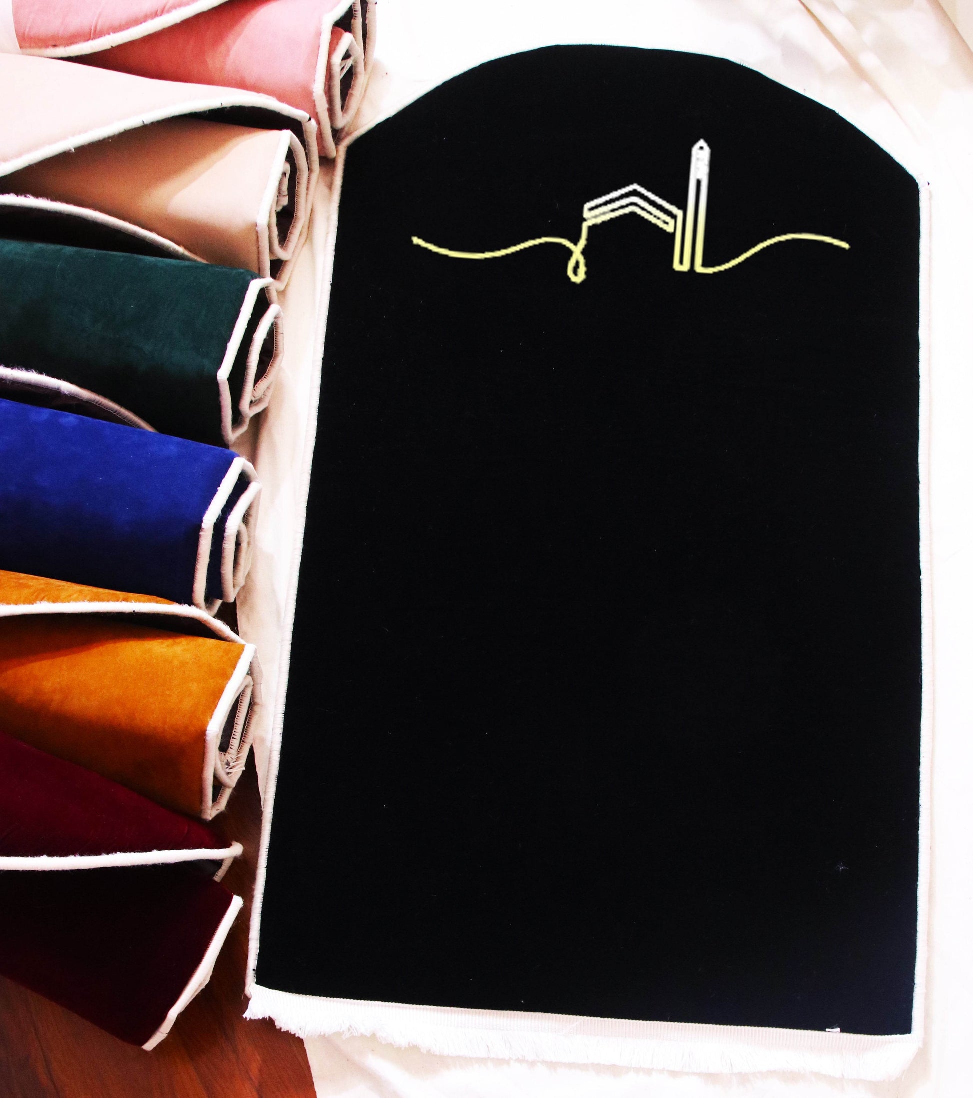 Siyah Kabe İşlemeli Kadife Seccade | Ortopedik 3cm Süngerli - Carpetella