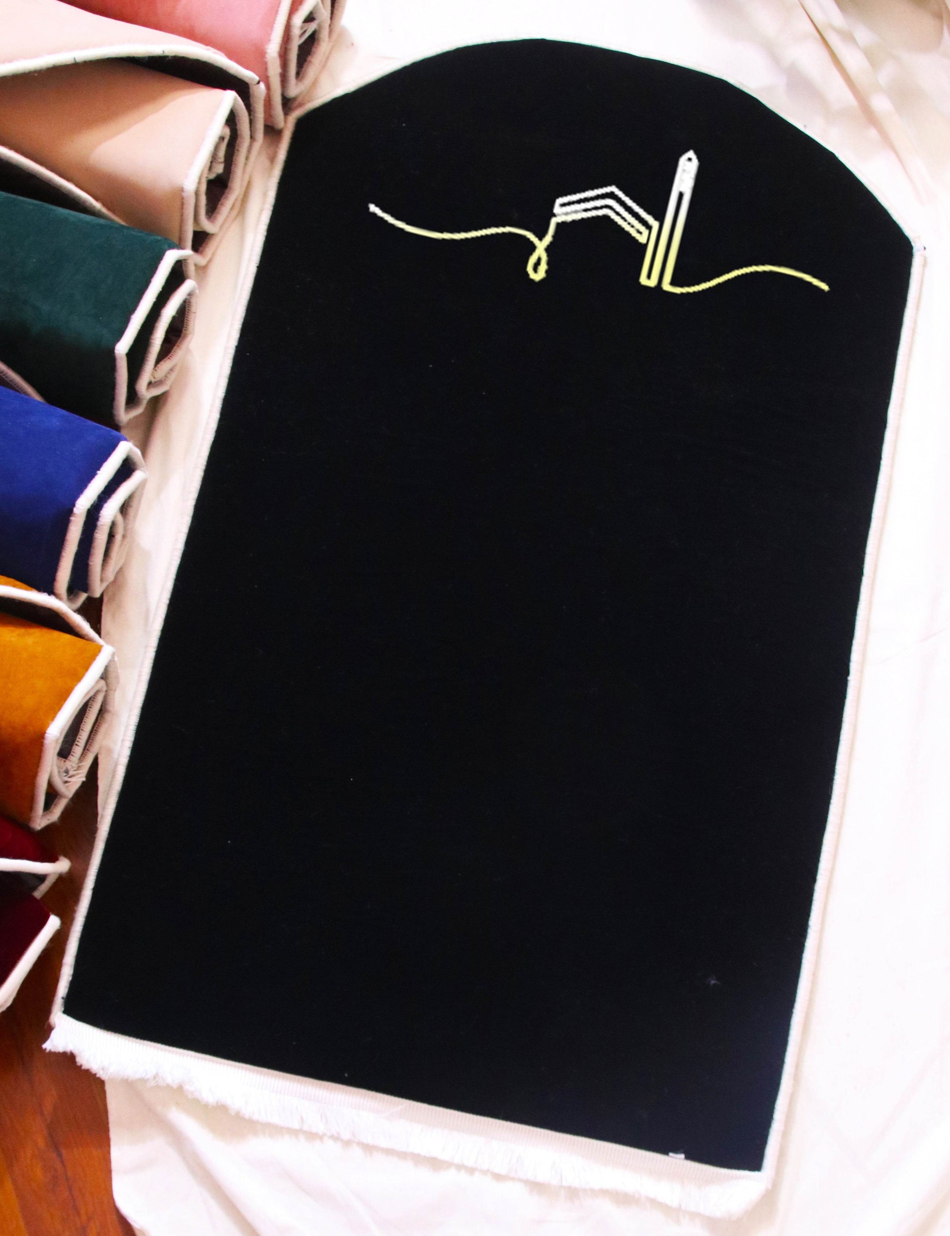 Siyah Kabe İşlemeli Kadife Seccade | Ortopedik 3cm Süngerli - Carpetella