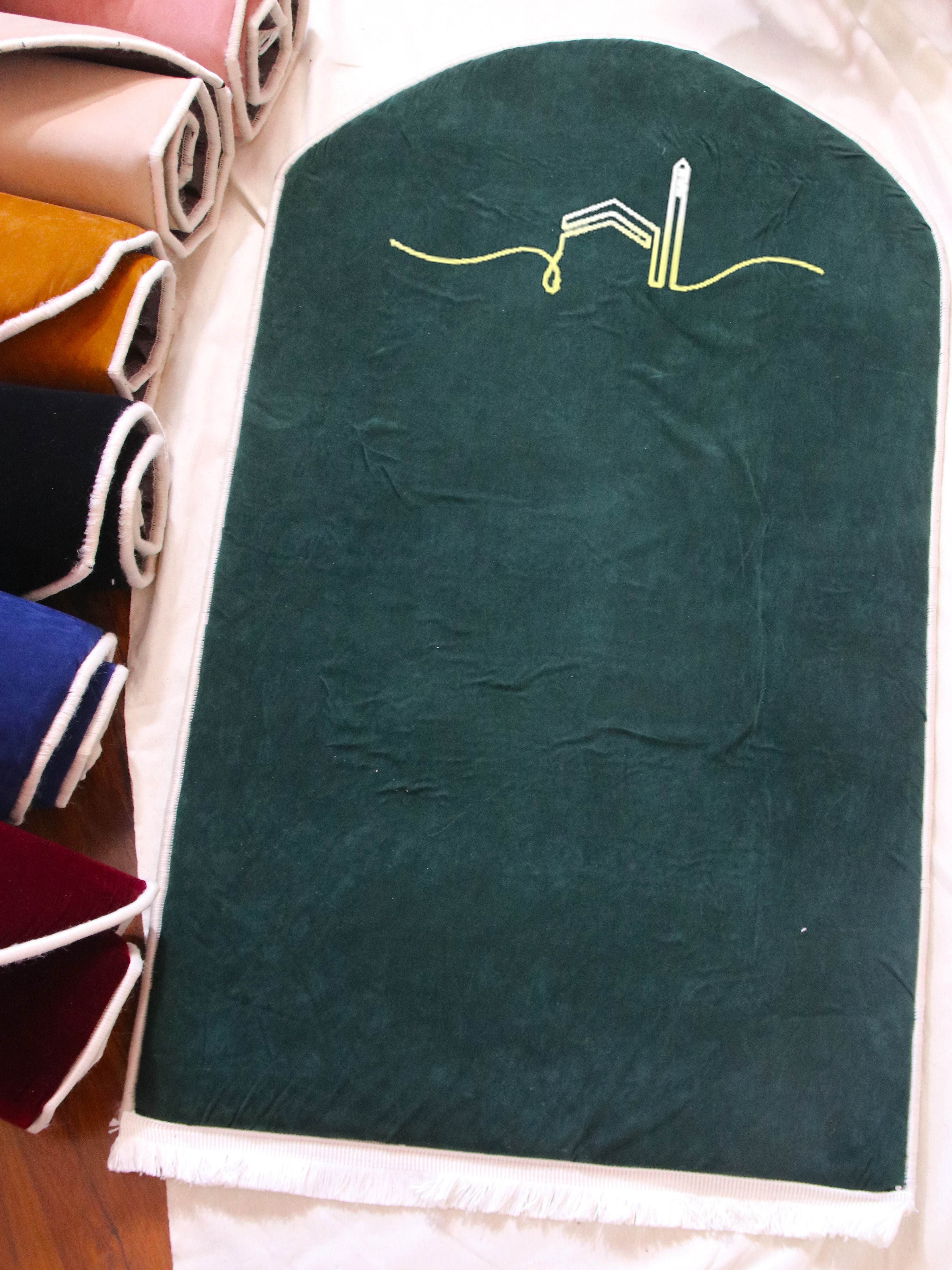 Yeşil Kabe İşlemeli Kadife Seccade | Ortopedik 3cm Süngerli - Carpetella